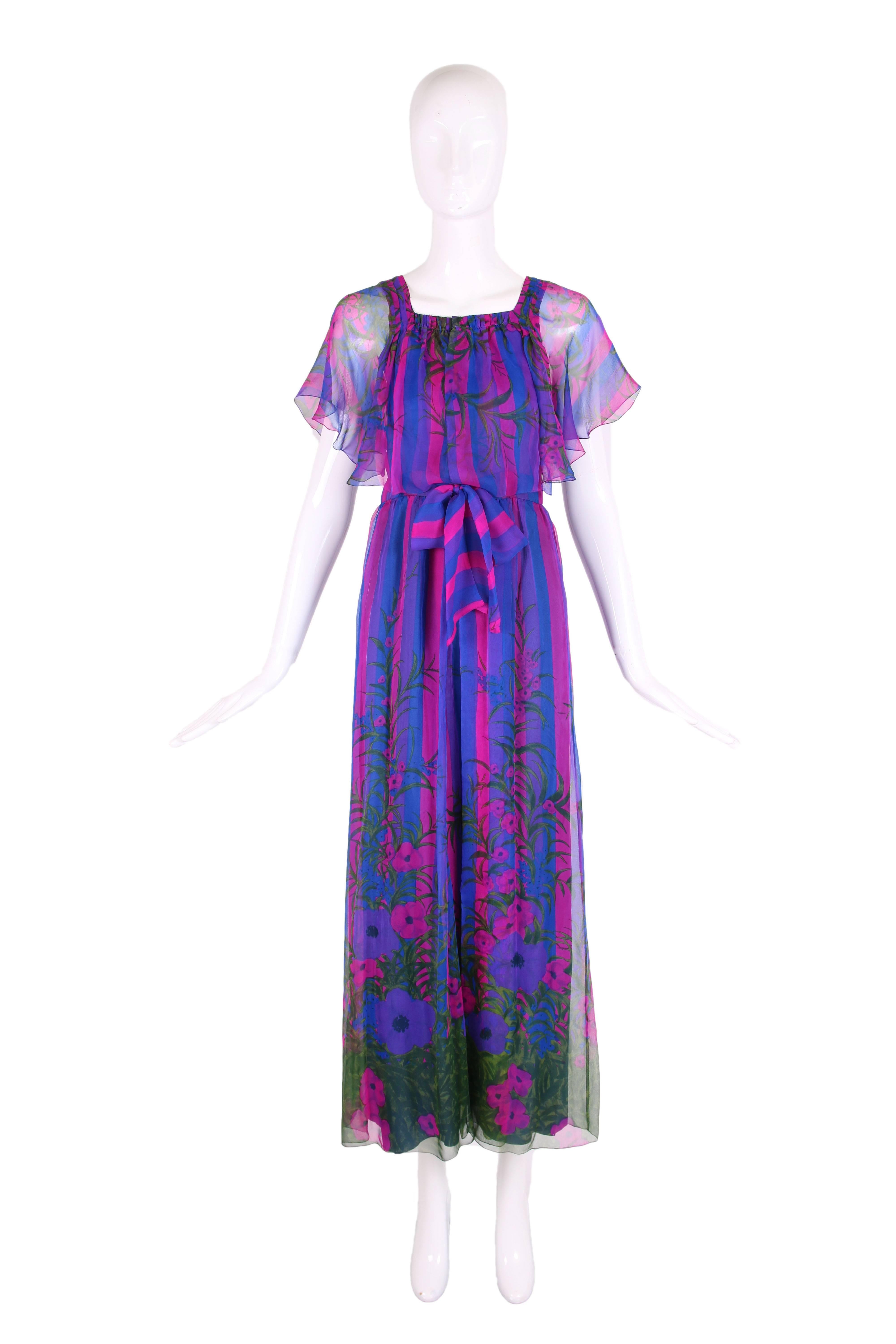 Robe longue sans manches en mousseline de soie à fleurs et à rayures, sans étiquette, de couleur violette, fuchsia, bleu marine et verte. La robe présente une encolure carrée, des manches volantes et des liens à la taille. Entièrement doublé. En