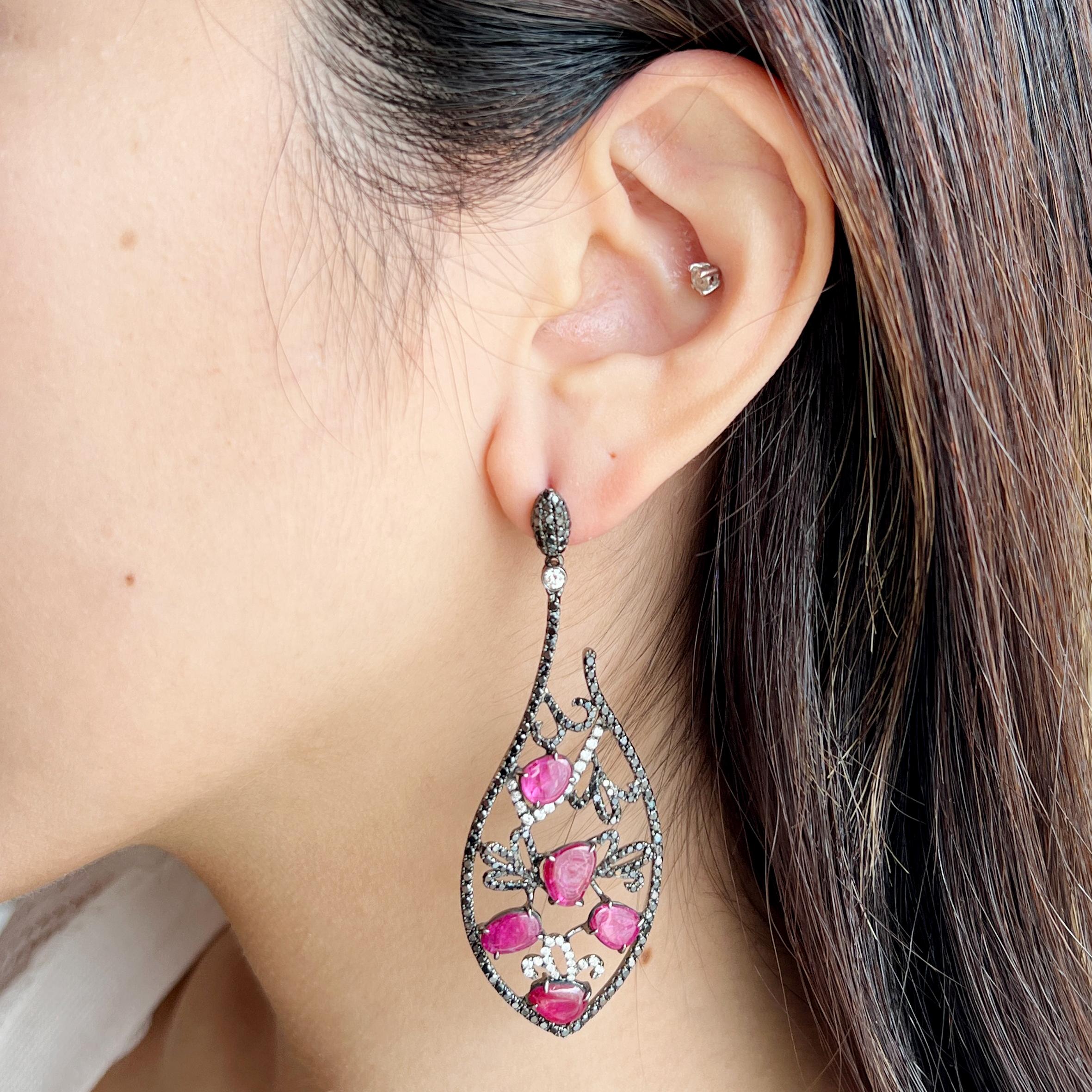 Entfesseln Sie den Glamour: 10,19 Karat Vivid Red Ruby Dangle Earrings-Dazzle Boldly im Zustand „Neu“ im Angebot in Hung Hom, HK