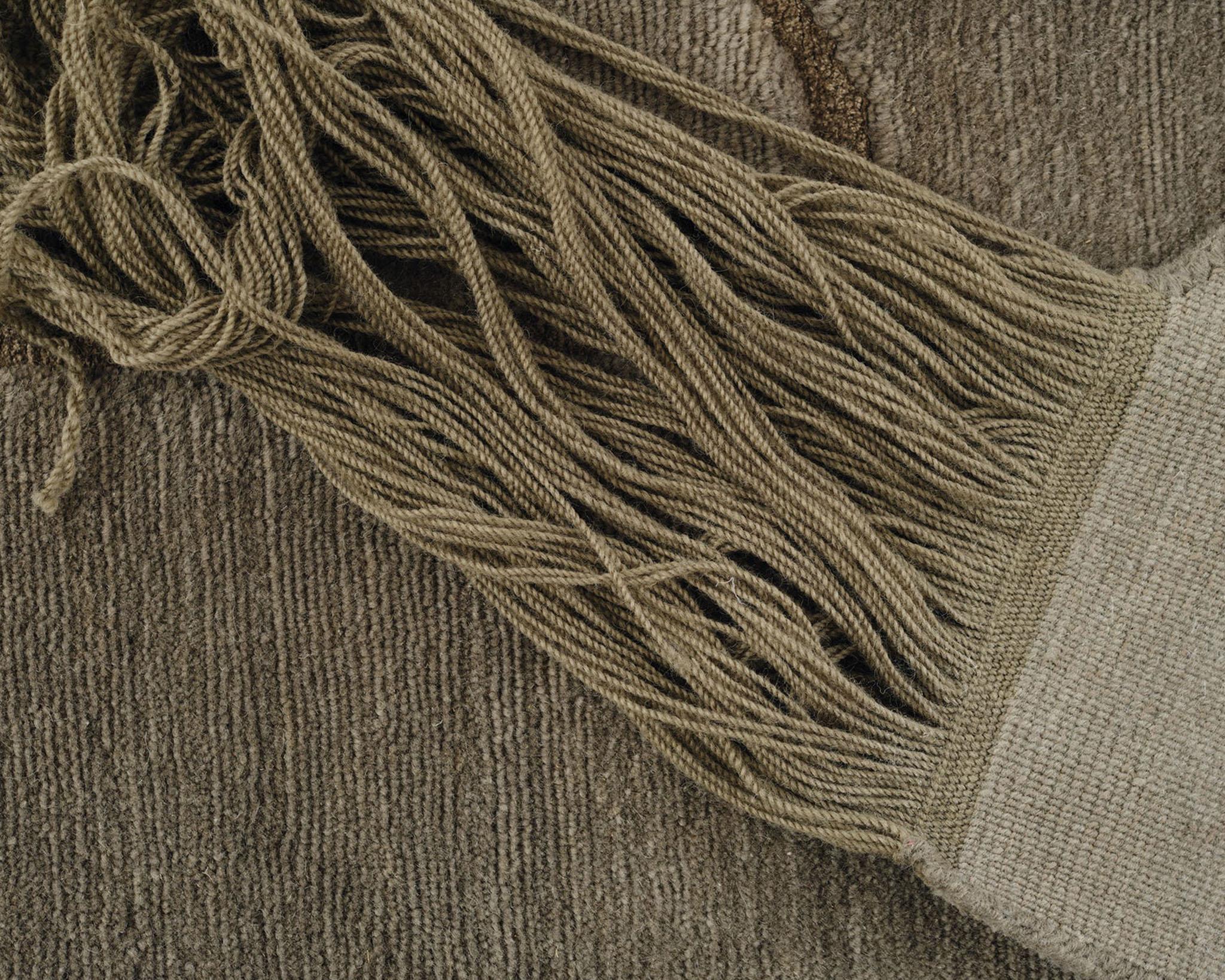 Handgefertigter Teppich „Unmasked Eye“ von Linie Design, 215 cm, Wolle und Seide (Indisch) im Angebot