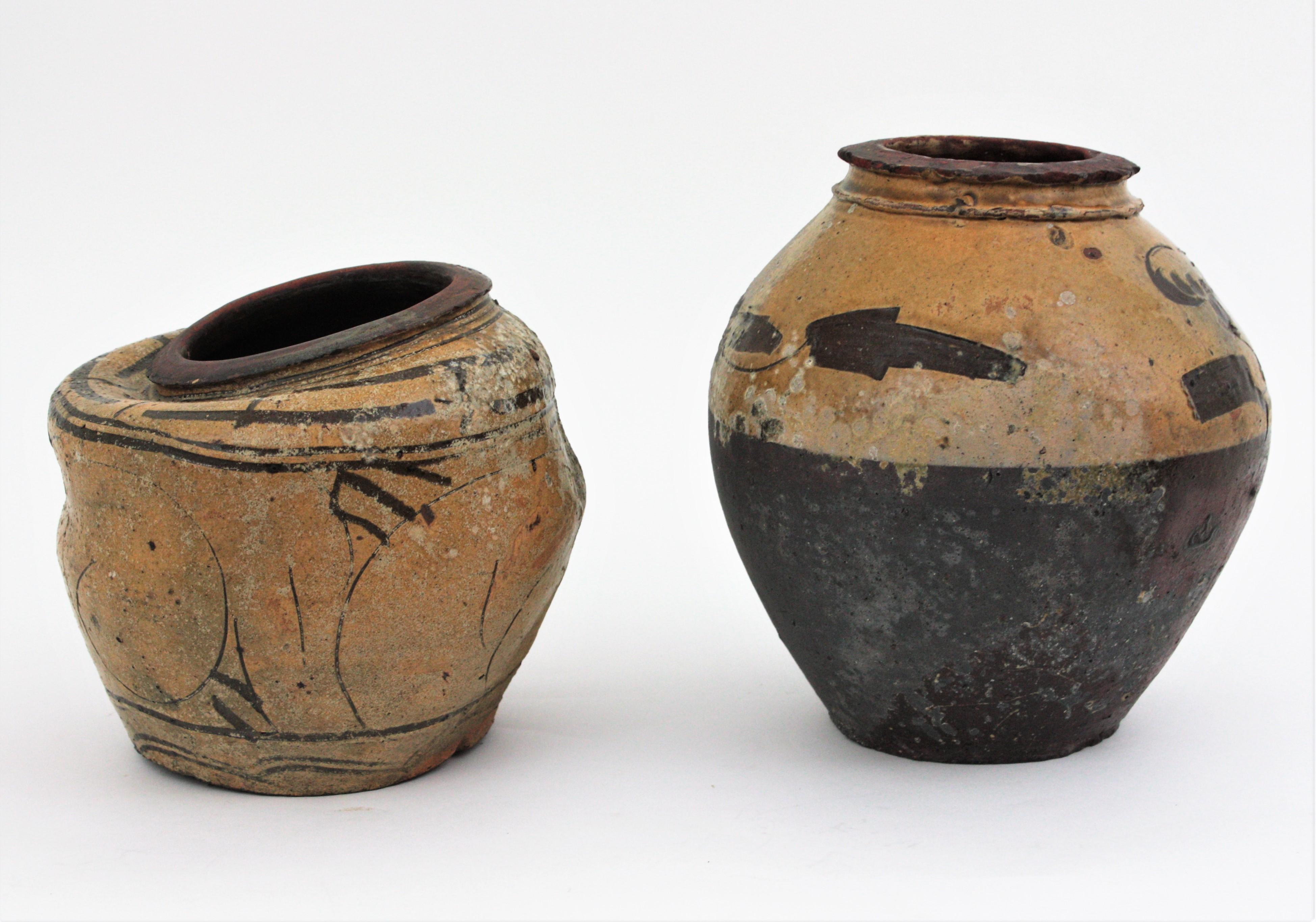 Chinois Paire d'urnes / vases en terre cuite de Chine en vente