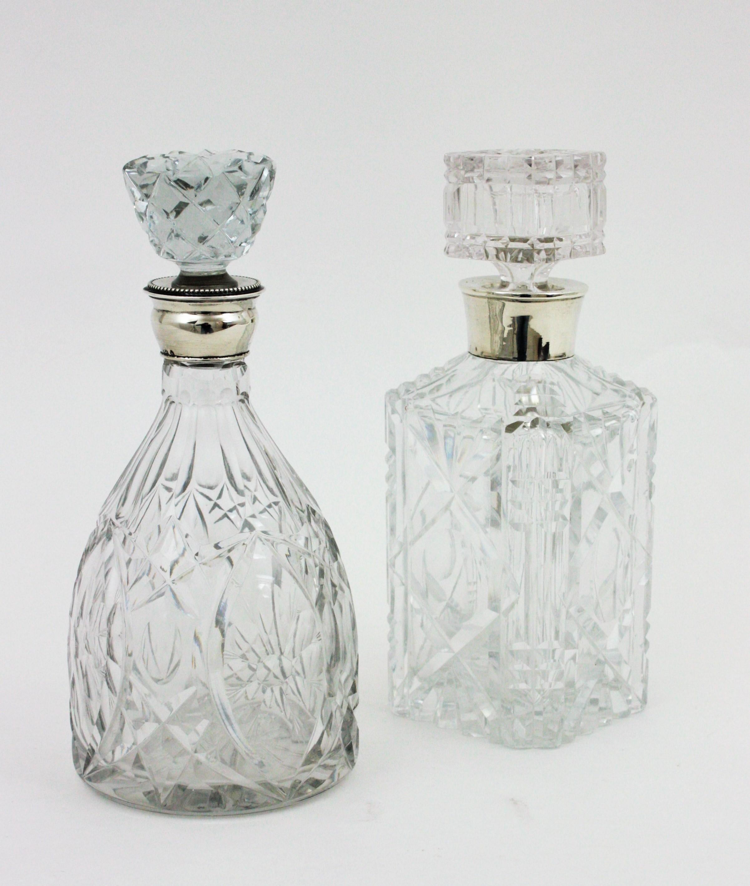 20ième siècle Paire de carafes à liqueur en cristal taillé et en argent en vente