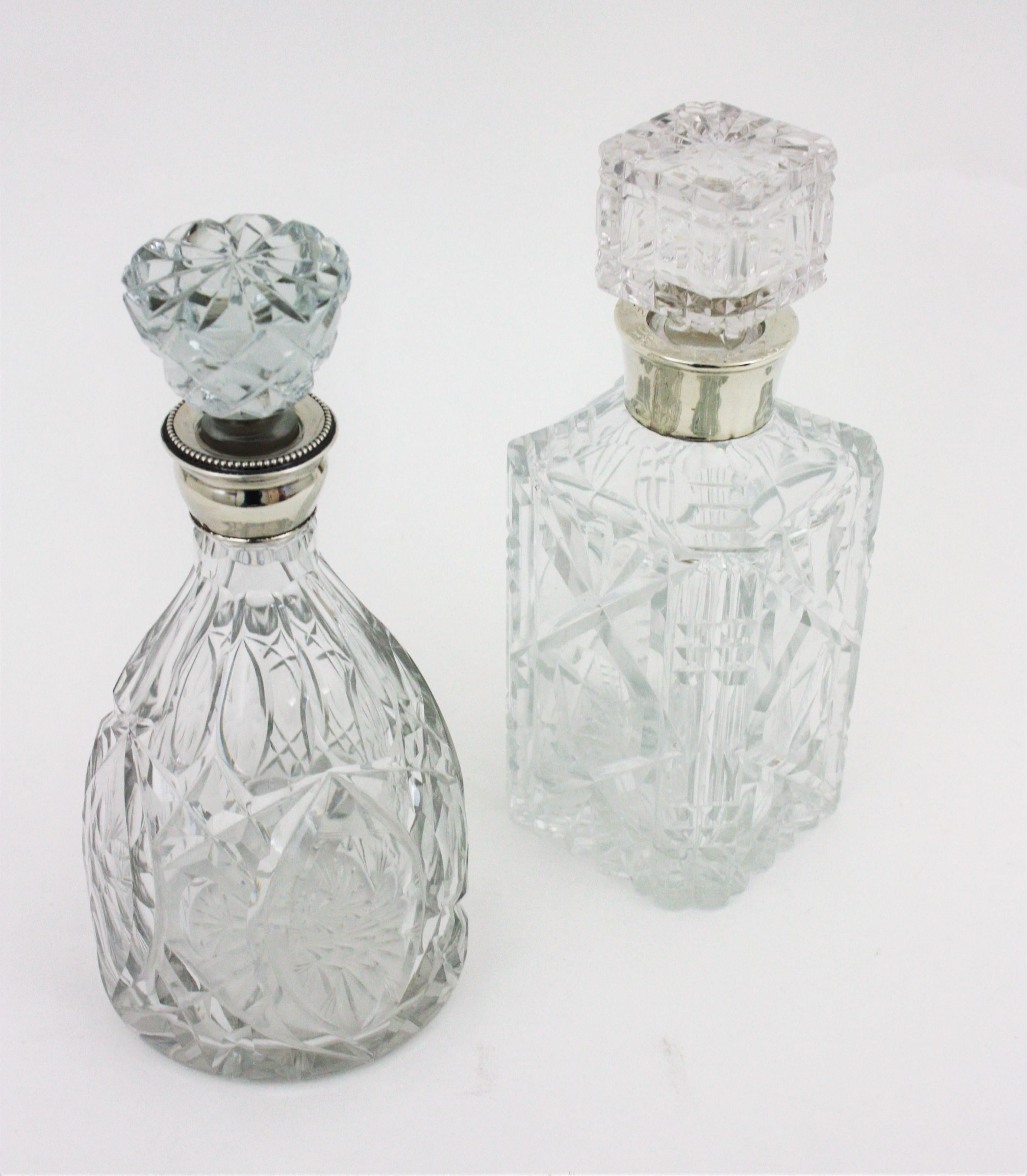 Argent Paire de carafes à liqueur en cristal taillé et en argent en vente