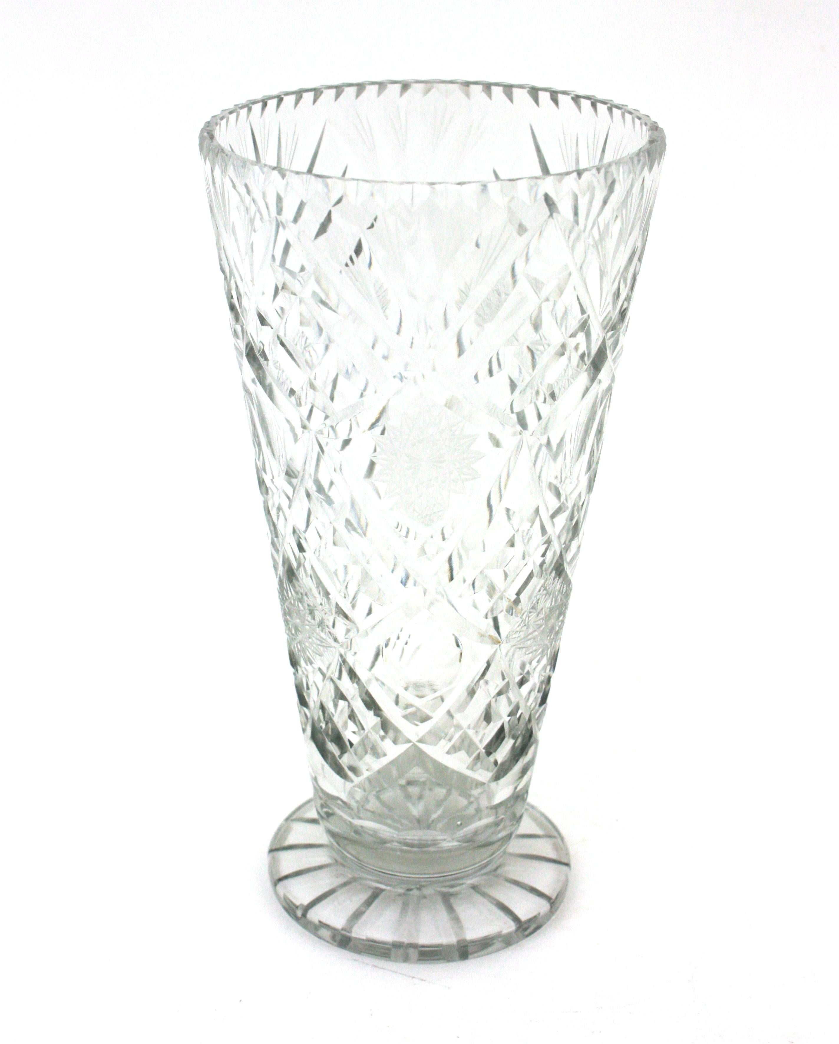 Paire inégalée de vases en cristal taillé ou de bougeoirs Hurricane en vente 1