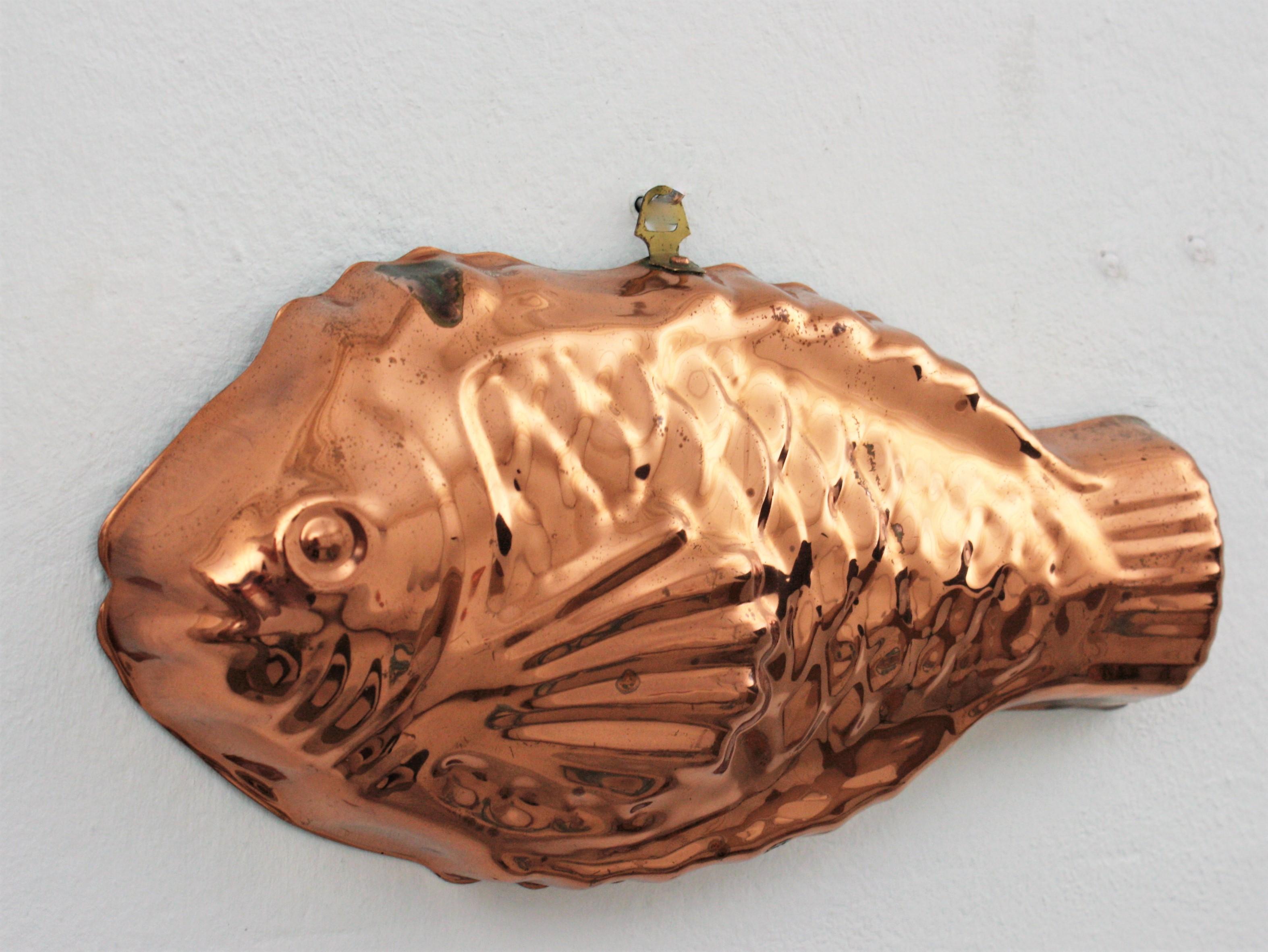 Unmatching Pair of Fish Copper Moulds from Portugal, 1920s In Good Condition In Barcelona, ES