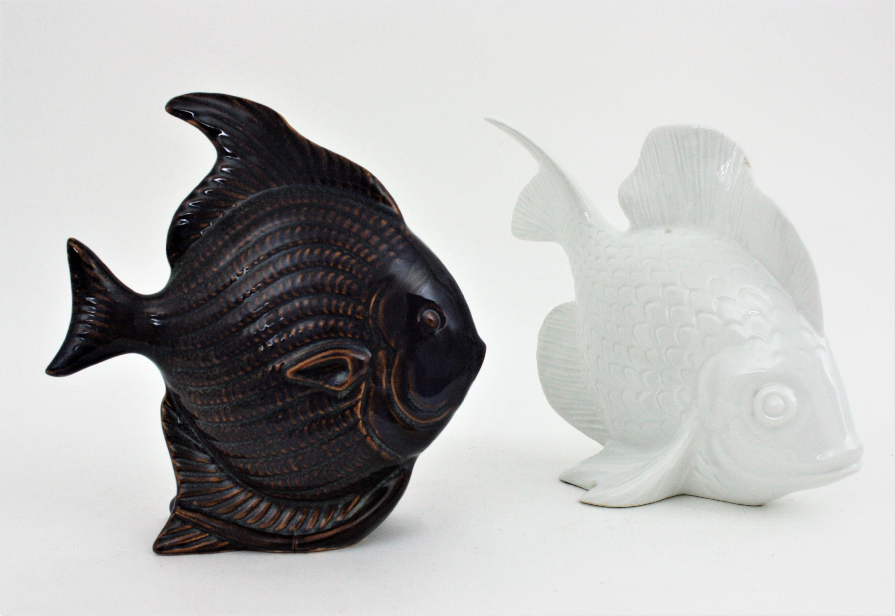 Due sculture di pesce in ceramica blu cobalto e porcellana bianca in vendita 1
