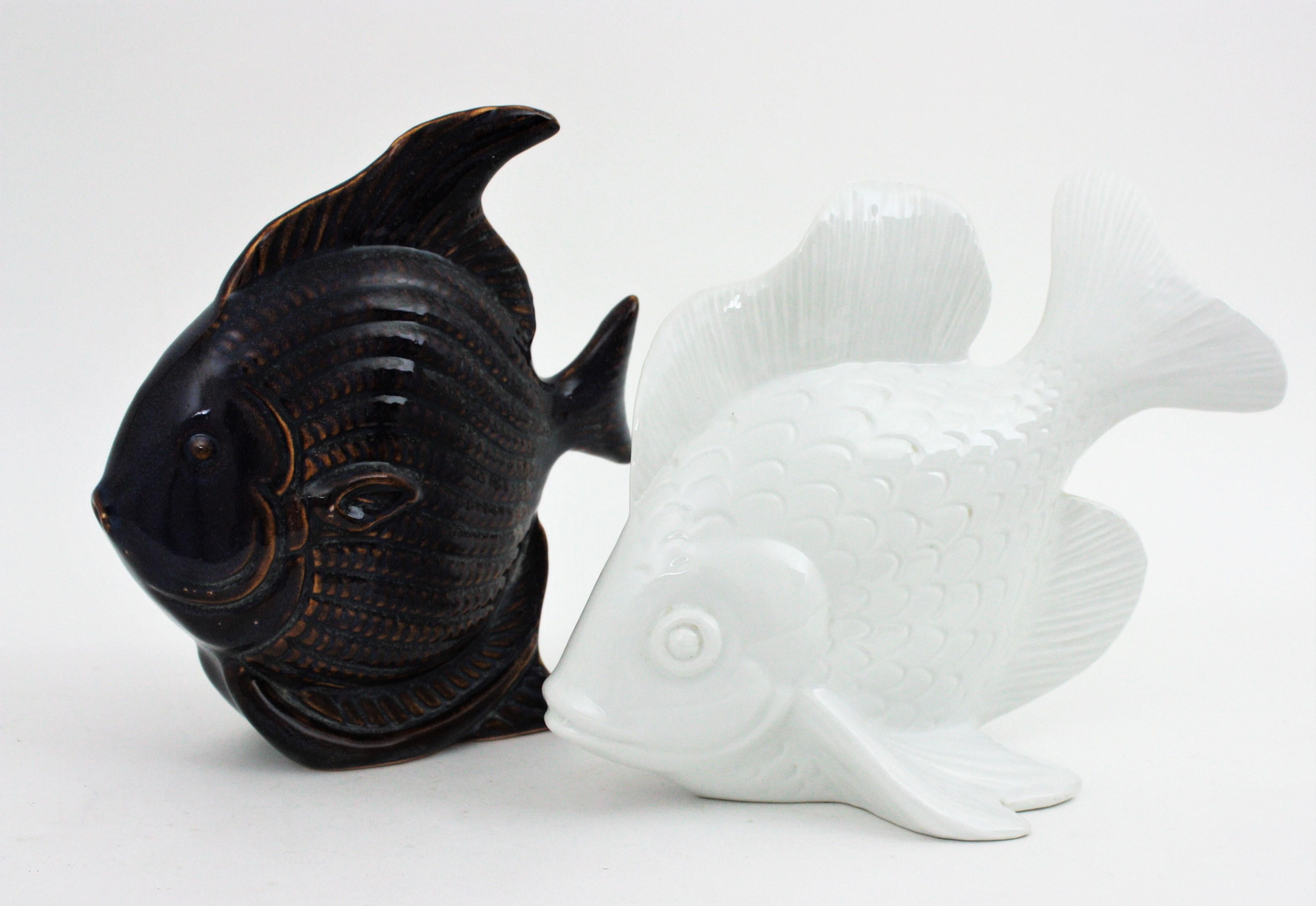 Unmatching Pair of Fish Sculptures in Cobalt Blue Ceramic and White Porcelain For Sale 2