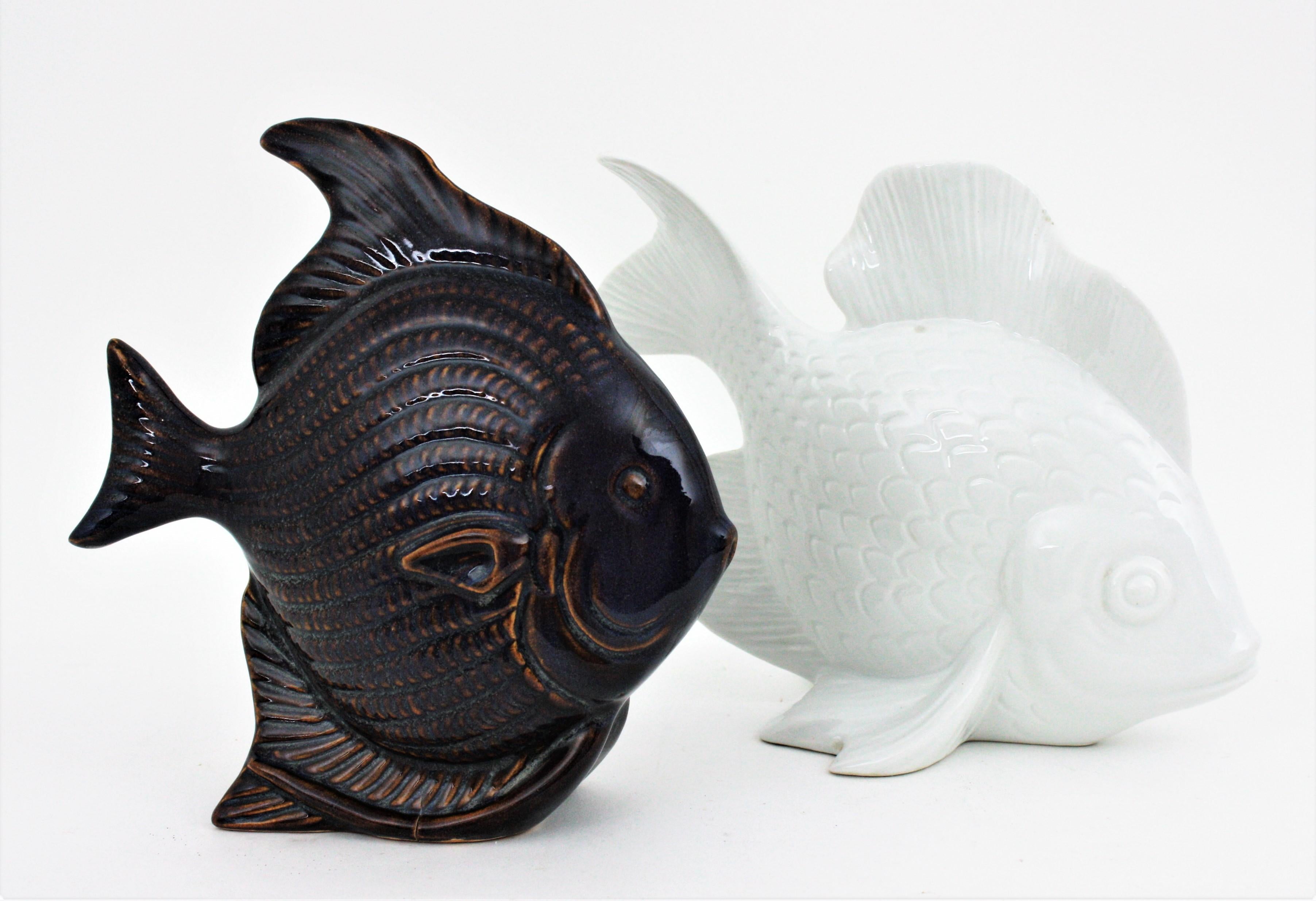 Set of Two Mid-Century Modern ceramic and porcelain fish Figures in cobalt blue and white. Spain, 1950s-1960s.
Unmatching glazed fish sculptures highly decorative placed together.
The cobalt blue one is made in glazed ceramic with accents in