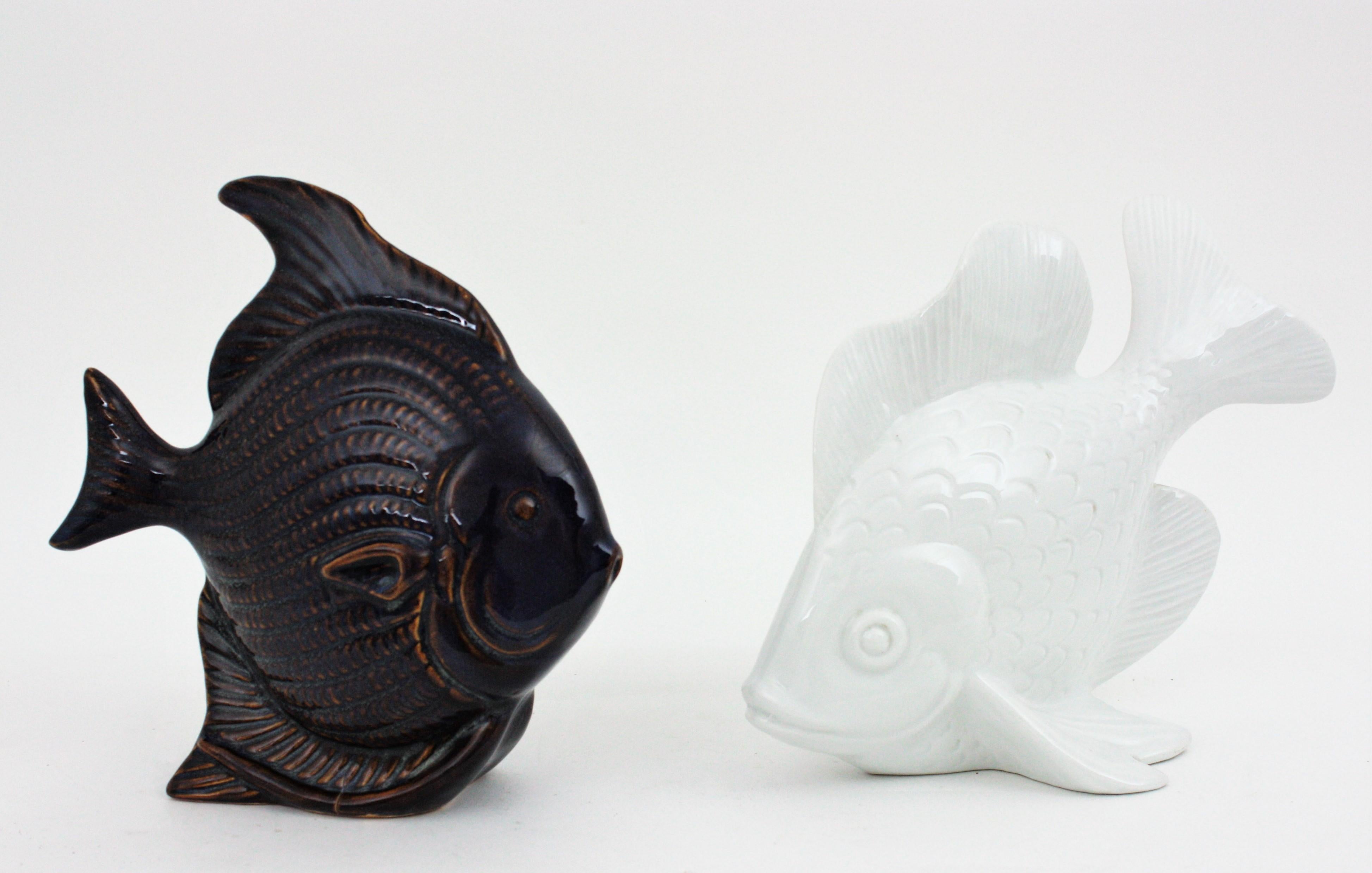 Mid-Century Modern Unmatching Pair of Fish Sculptures in Cobalt Blue Ceramic and White Porcelain For Sale