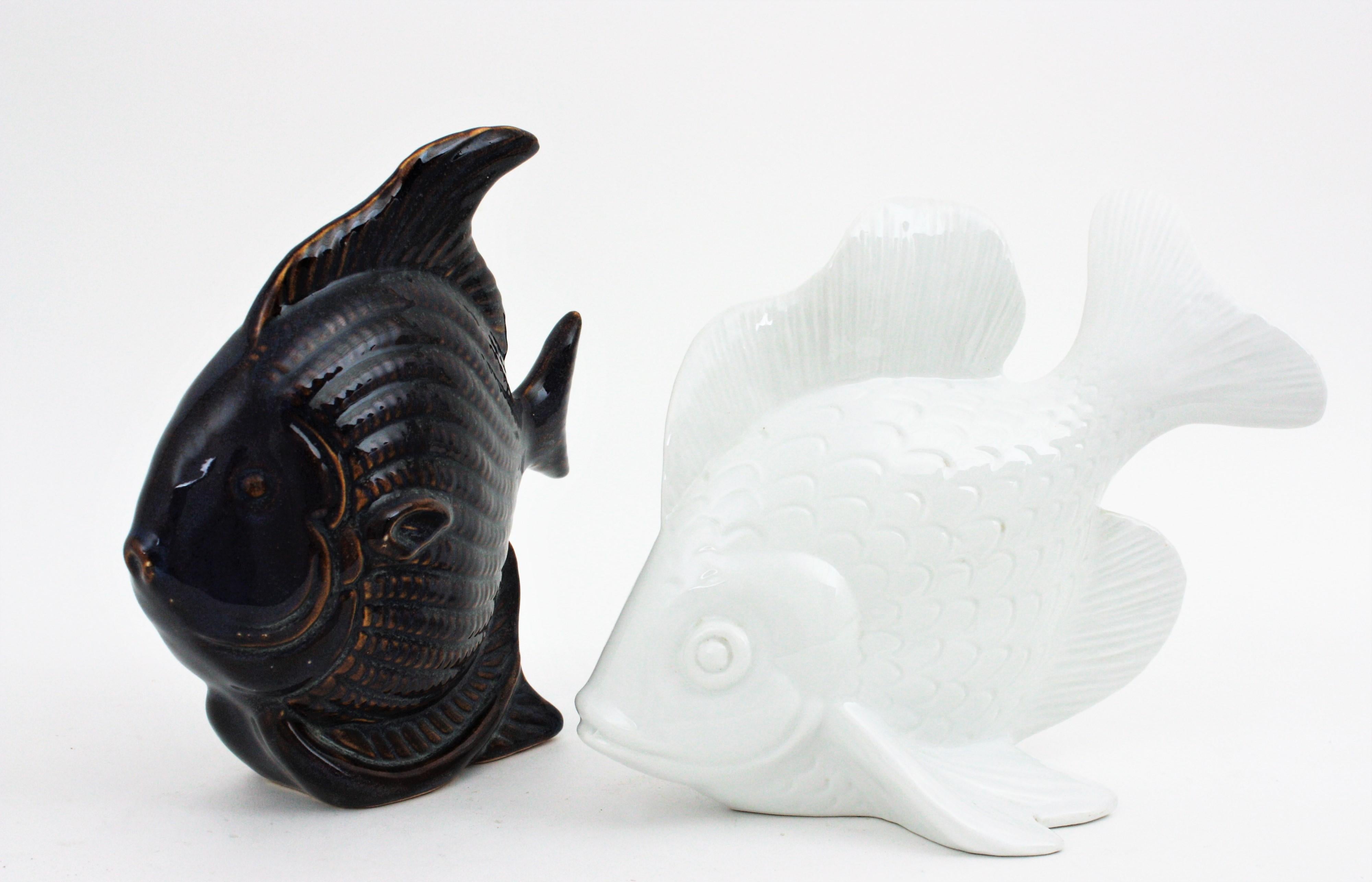 Unmatching Pair of Fish Sculptures in Cobalt Blue Ceramic and White Porcelain In Good Condition For Sale In Barcelona, ES