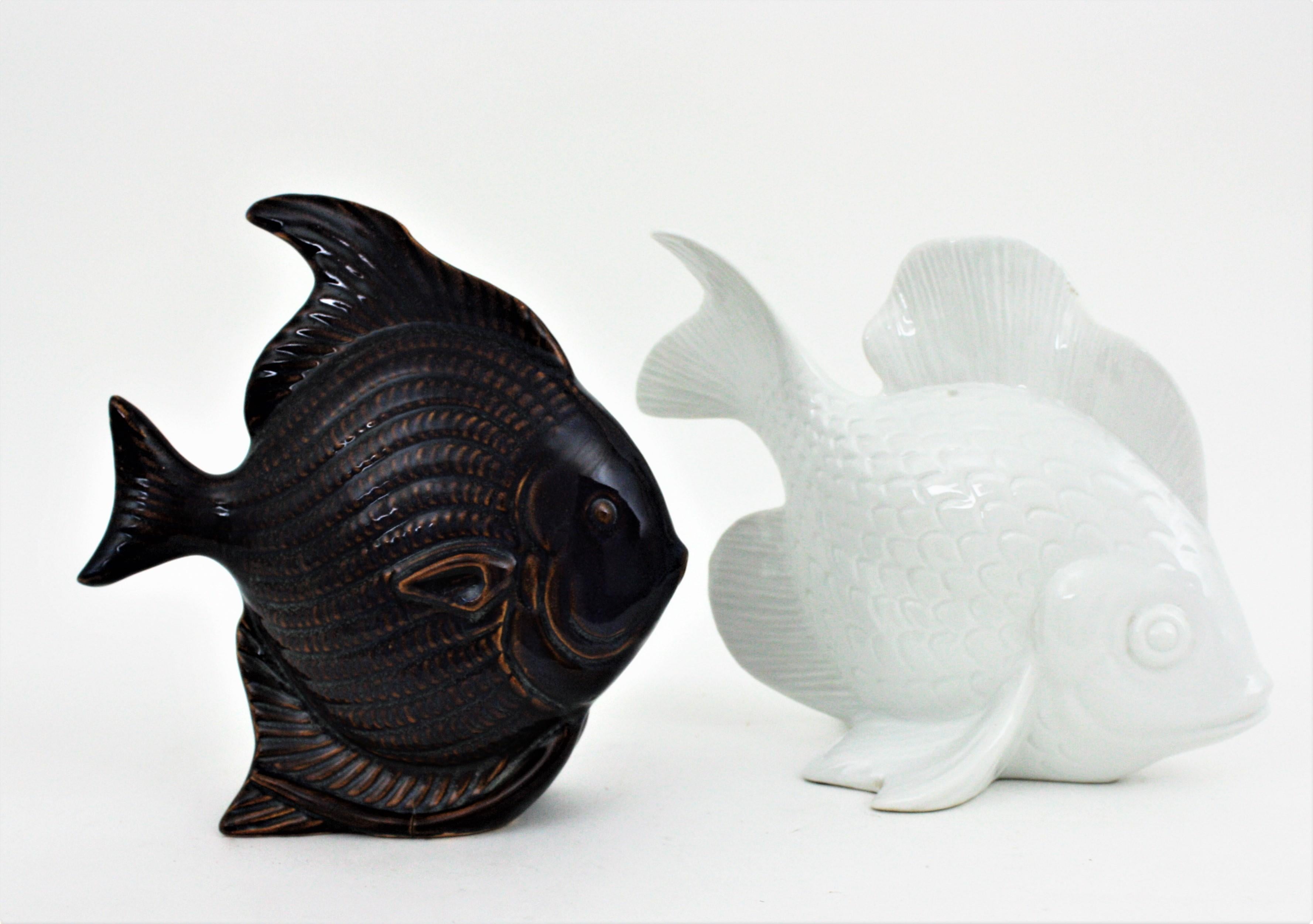 20th Century Unmatching Pair of Fish Sculptures in Cobalt Blue Ceramic and White Porcelain For Sale