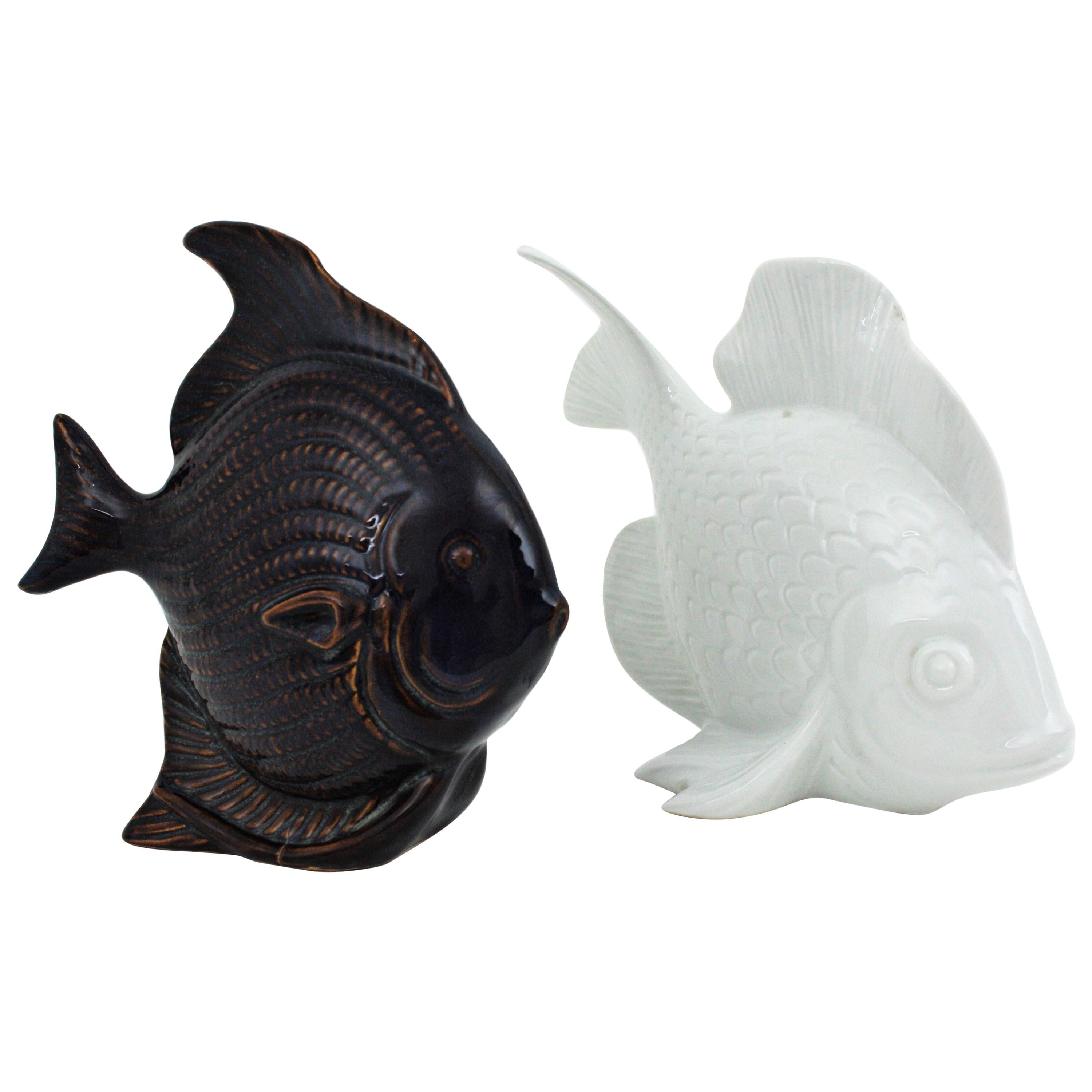Einzigartiges Paar Fisch-Skulpturen aus kobaltblauer Keramik und weißem Porzellan