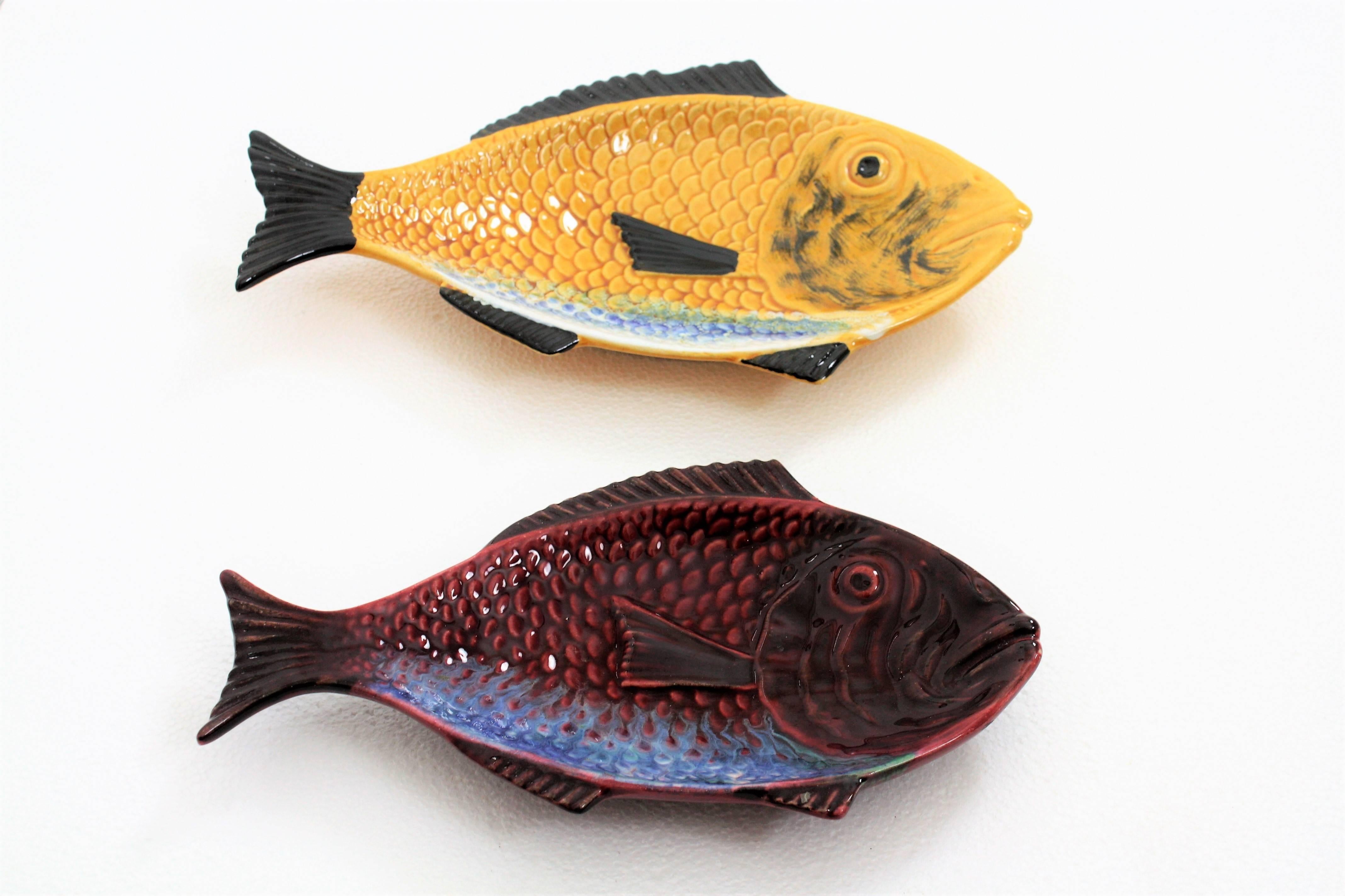 Unübertroffenes Paar glasierter Keramik-Fischteller für die Wanddekoration oder Teller
Paar portugiesische rote und gelbe Keramikteller aus der Mitte des Jahrhunderts.
Verwenden Sie sie als Serviertablett oder stellen Sie sie als Wanddekoration