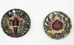Paire inégalée de grandes assiettes murales en céramique majolique en trompe-l'œil de homard