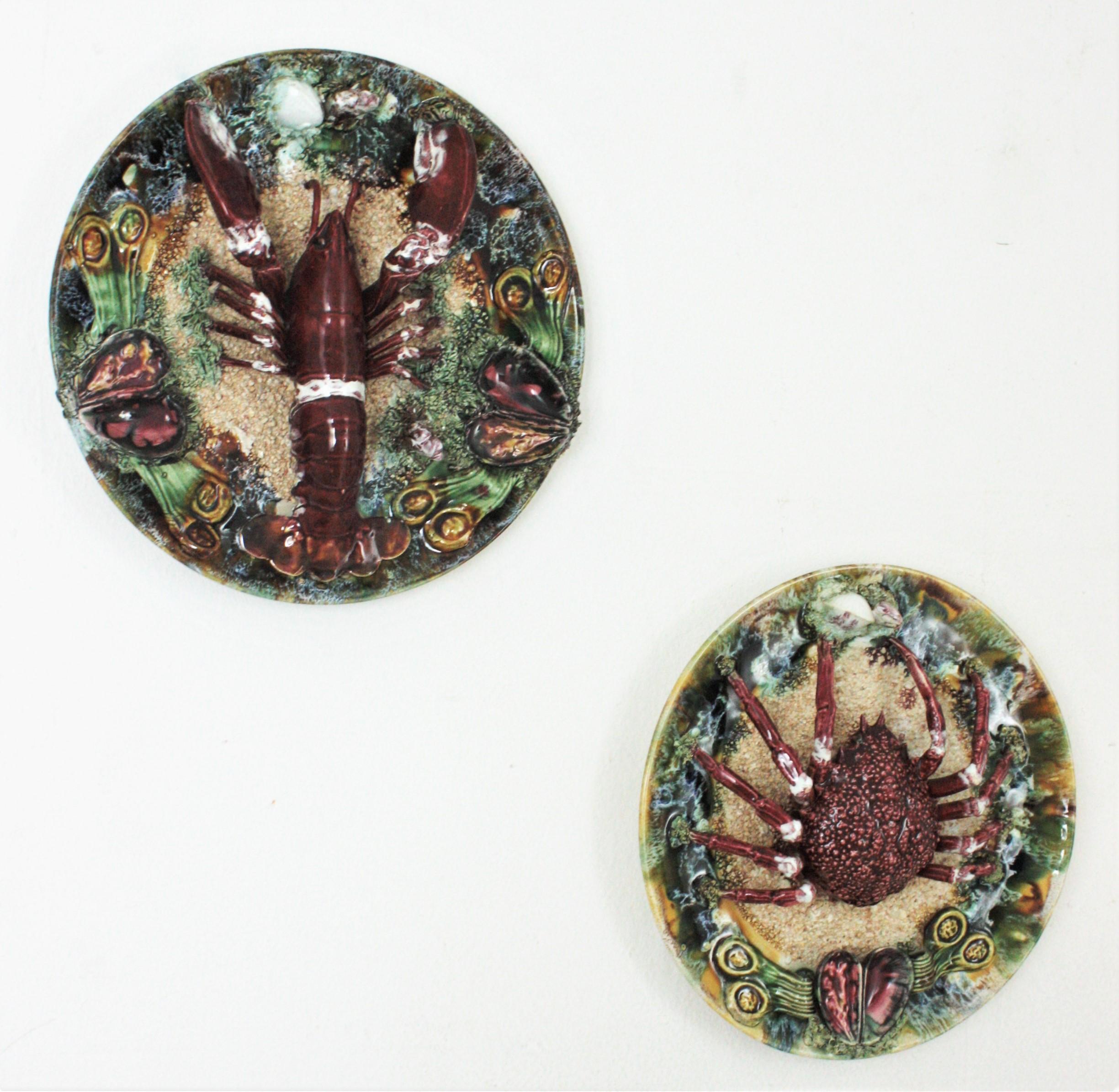 Unmatching Pair of Majolica Ceramic Trompe L'oeil Crab Lobster Wall Plates In Excellent Condition For Sale In Barcelona, ES