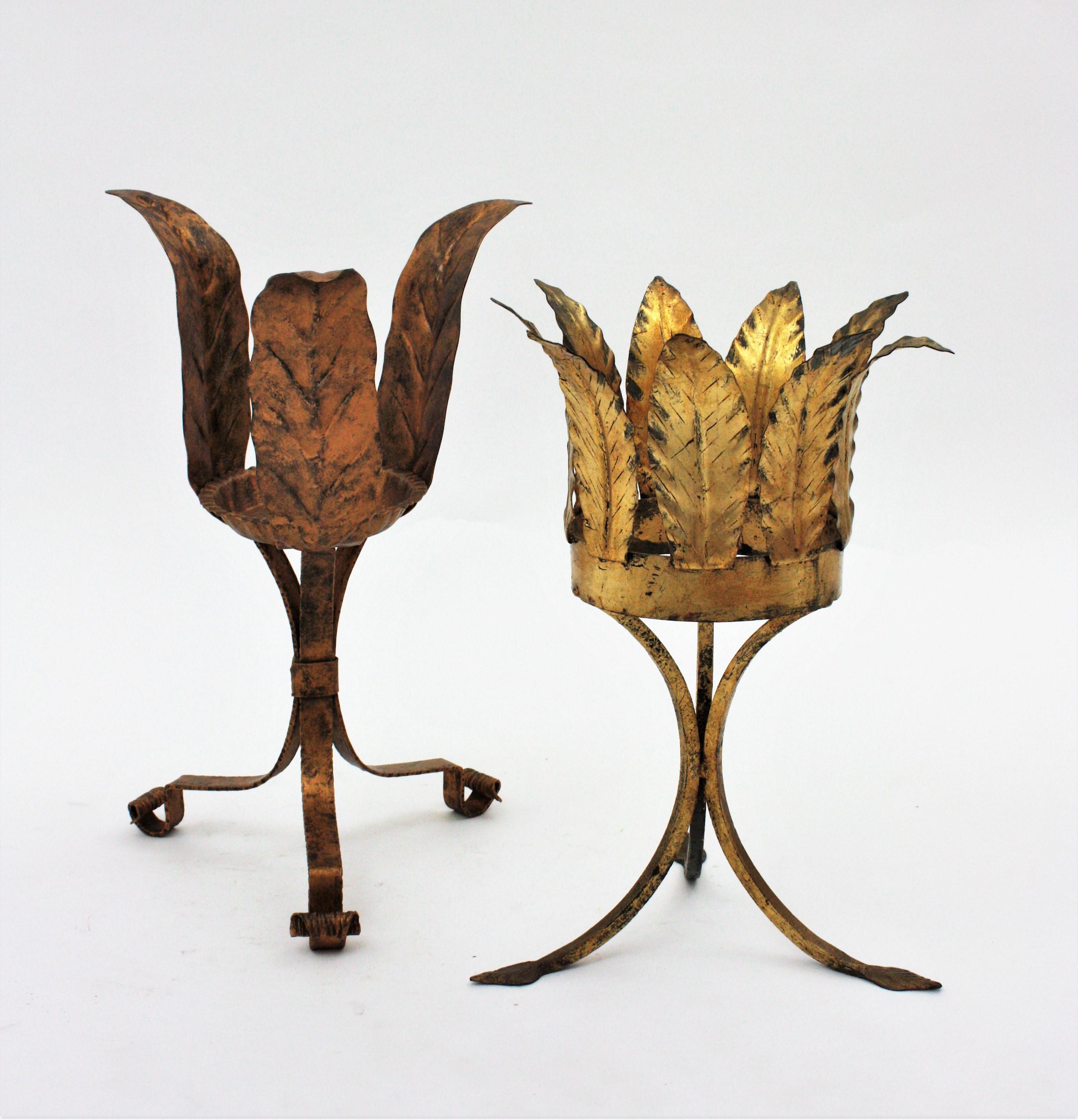Unpassendes Paar Pflanzenständer oder Jardinières aus vergoldetem Eisen (20. Jahrhundert) im Angebot