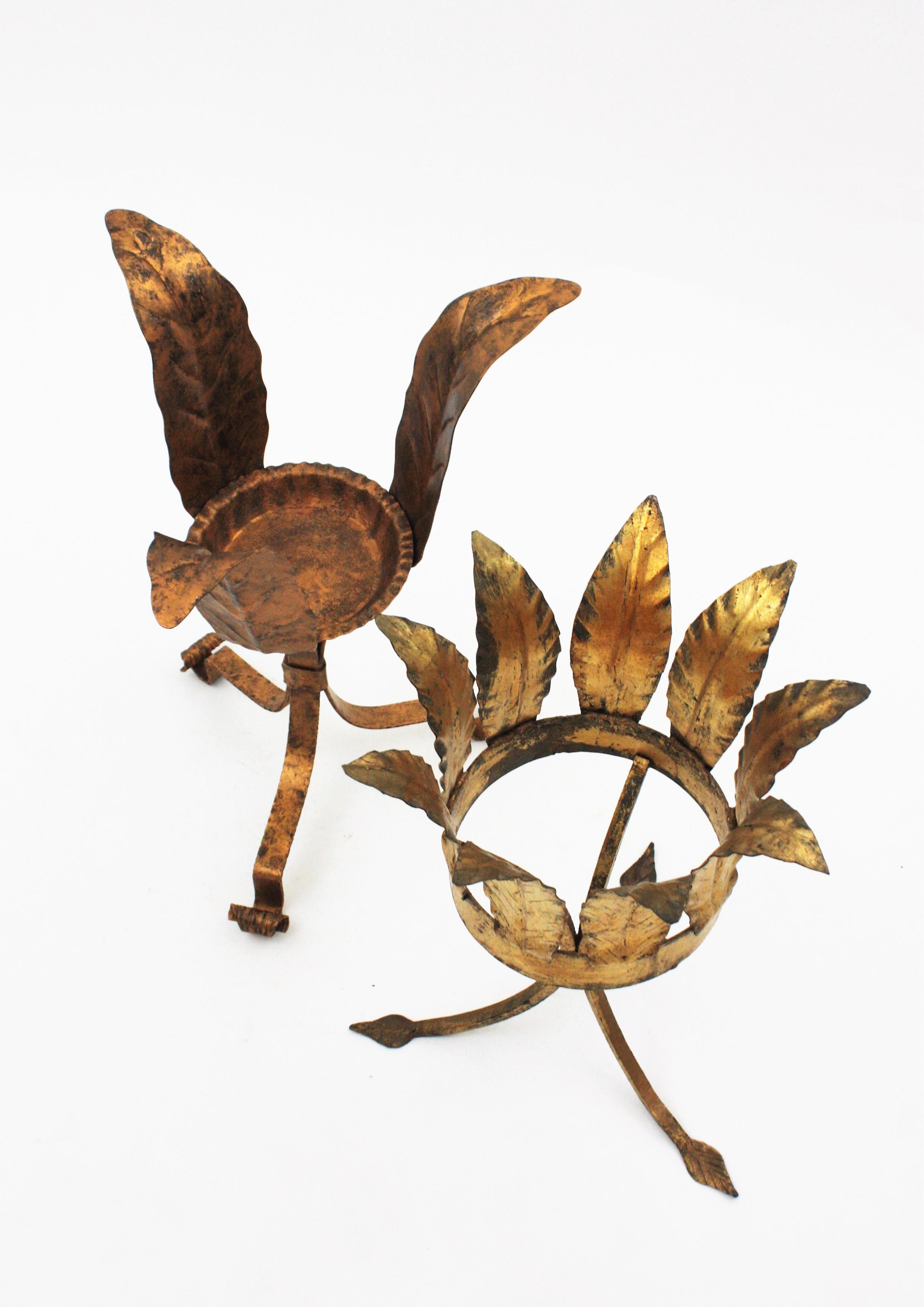 Unpassendes Paar Pflanzenständer oder Jardinières aus vergoldetem Eisen (Metall) im Angebot