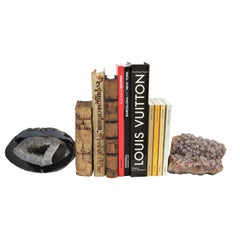 Paire non assortie de serre-livres / presse-papiers en pierre minérale Quartz & Améthyste Géode