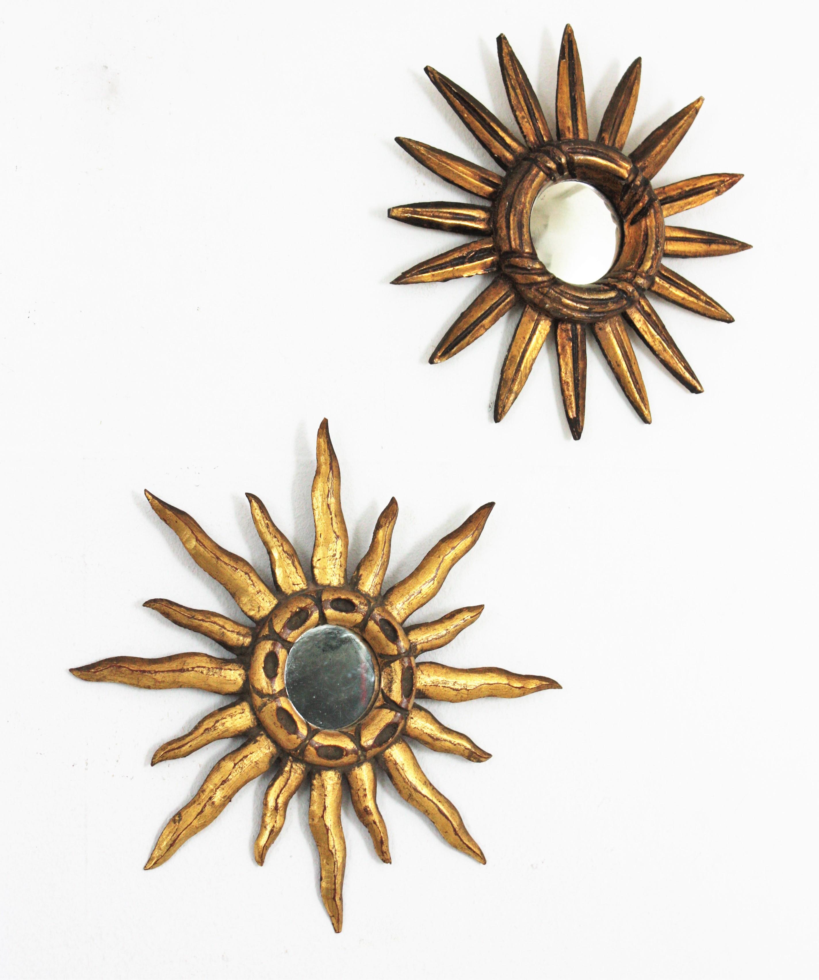 Unmatching Pair of Spanish Giltwood Mini Sunburst Mirrors, 1940s In Good Condition In Barcelona, ES