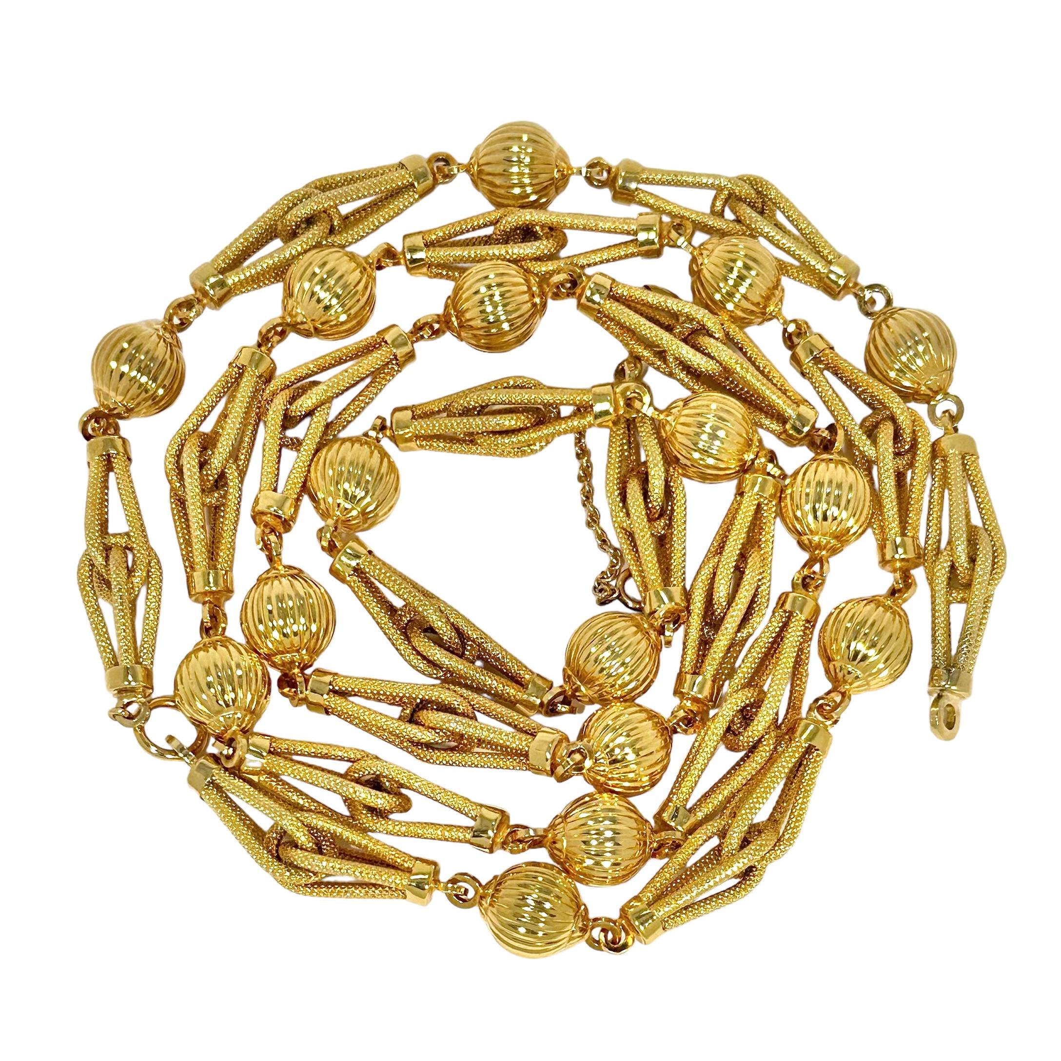 This delightful Italian, Mid-20th Century 36 1/4 inch long necklace and bracelet combination by Uno-A-Erre, is deftly crafted and classic in style. Interlocking stippled 1 3/8 inch long links alternate with 10mm diameter melon fluted round links to