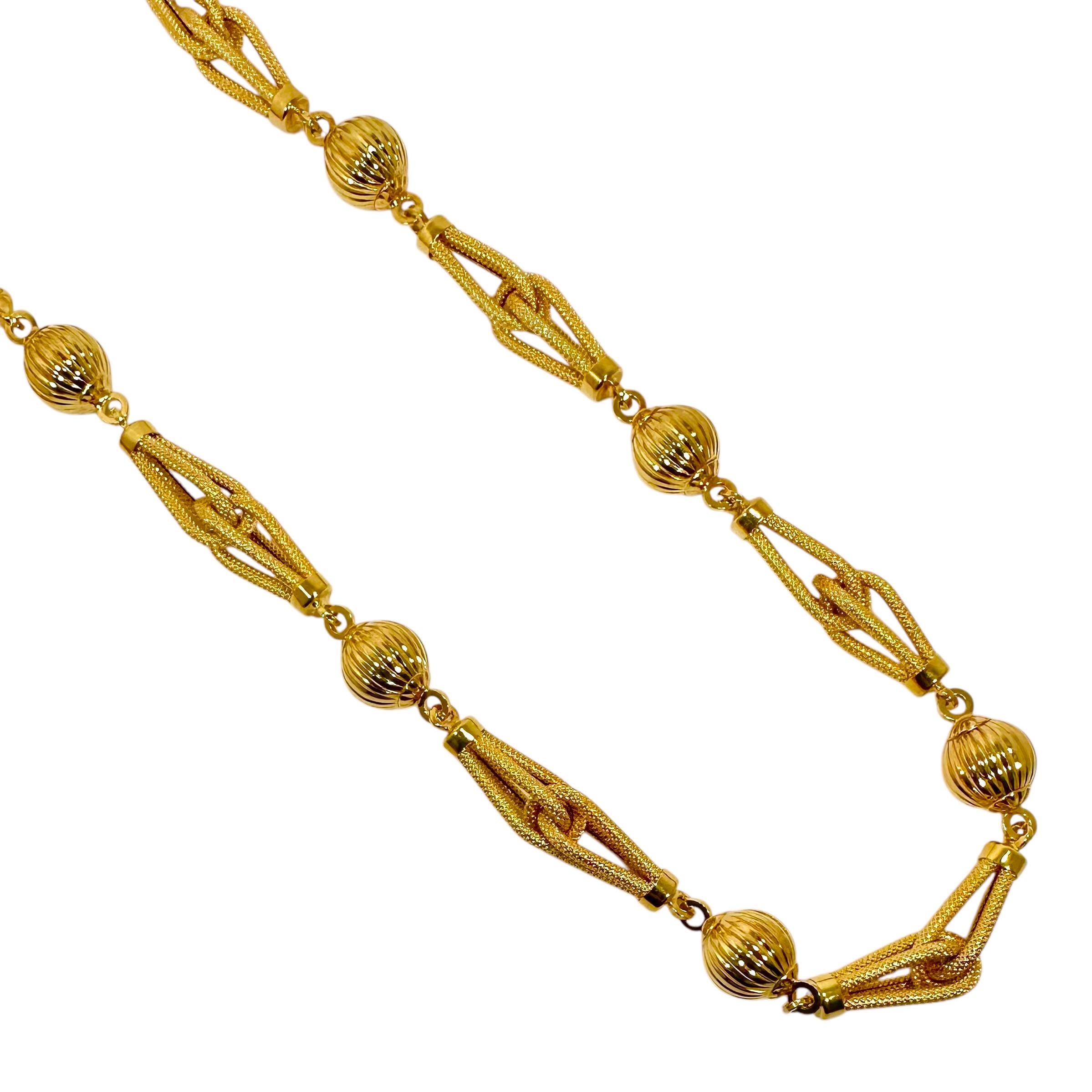 Cet élégant ensemble de colliers et de bracelets italiens du milieu du XXe siècle, de 65 1/4 pouces de long, est l'œuvre du vénéré designer italien Uno-A-Erre. Il s'agit d'un travail habile et d'un style classique. Des maillons imbriqués de 1 3/8