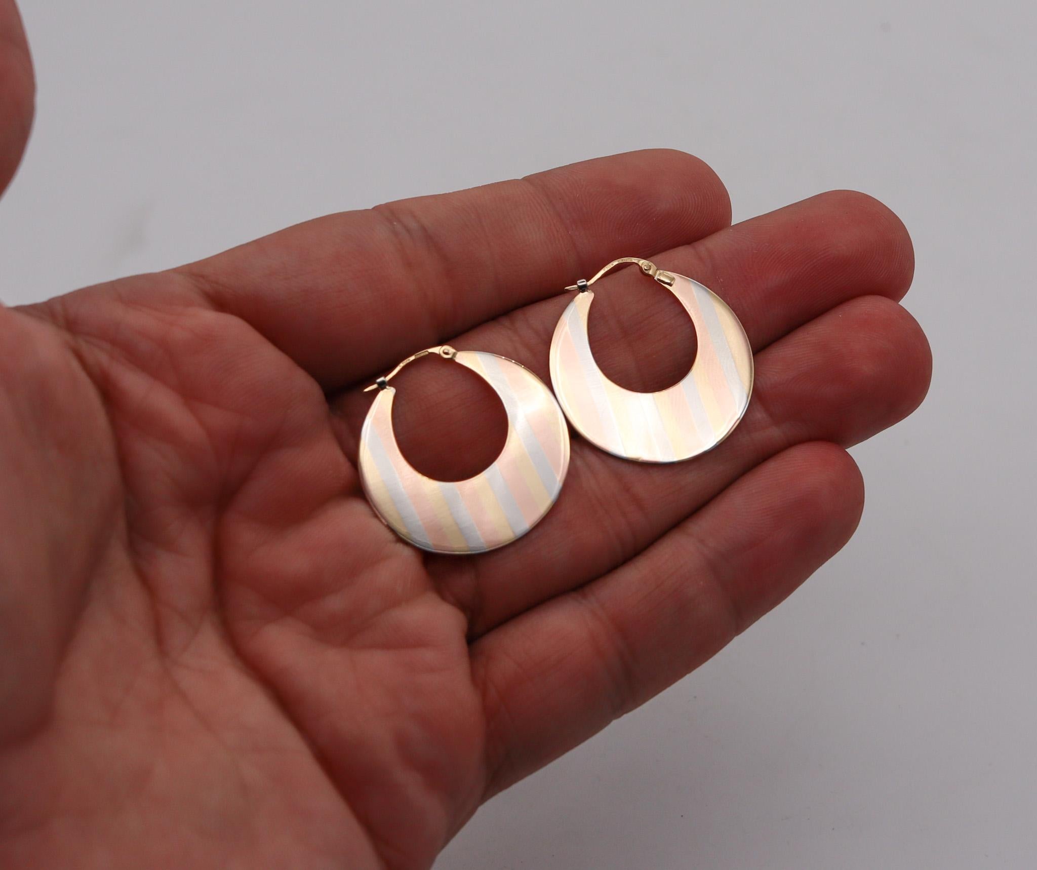 Uno a Erre 1970 Italian Modernist Tri-Color Hoops Earrings in 18 Karat Gold In Excellent Condition In Miami, FL
