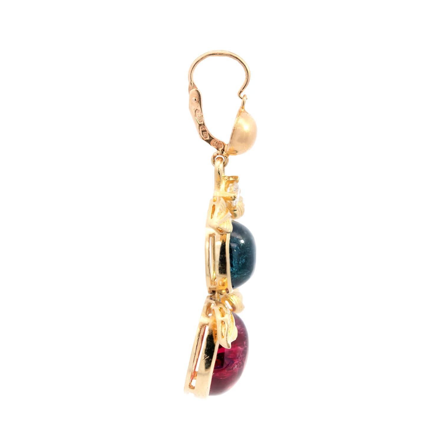Une magnifique paire de boucles d'oreilles colorées du bijoutier Uno A Erre ! Réalisées en or jaune 18 carats, ces boucles d'oreilles commencent par une monture circulaire. Un petit diamant de taille unique, serti de perles, est suspendu à la
