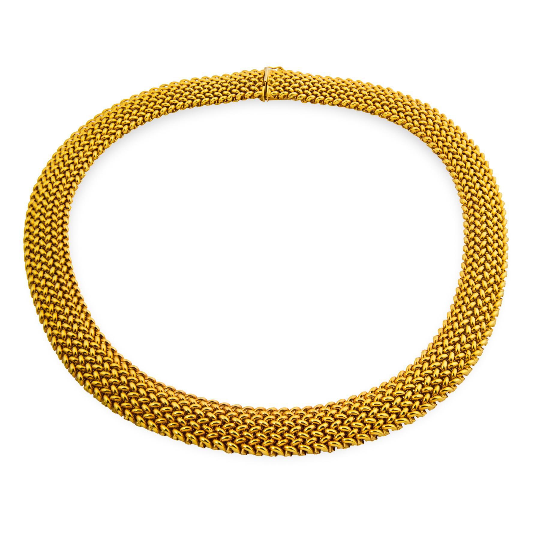 Una fantastica collana per colletto del designer Uno A Erre! Realizzata in oro giallo vibrante 14k, questa collana è composta da maglie a forma di pillola che si intrecciano tra loro e che conferiscono al pezzo un design a rete. La collana ha un