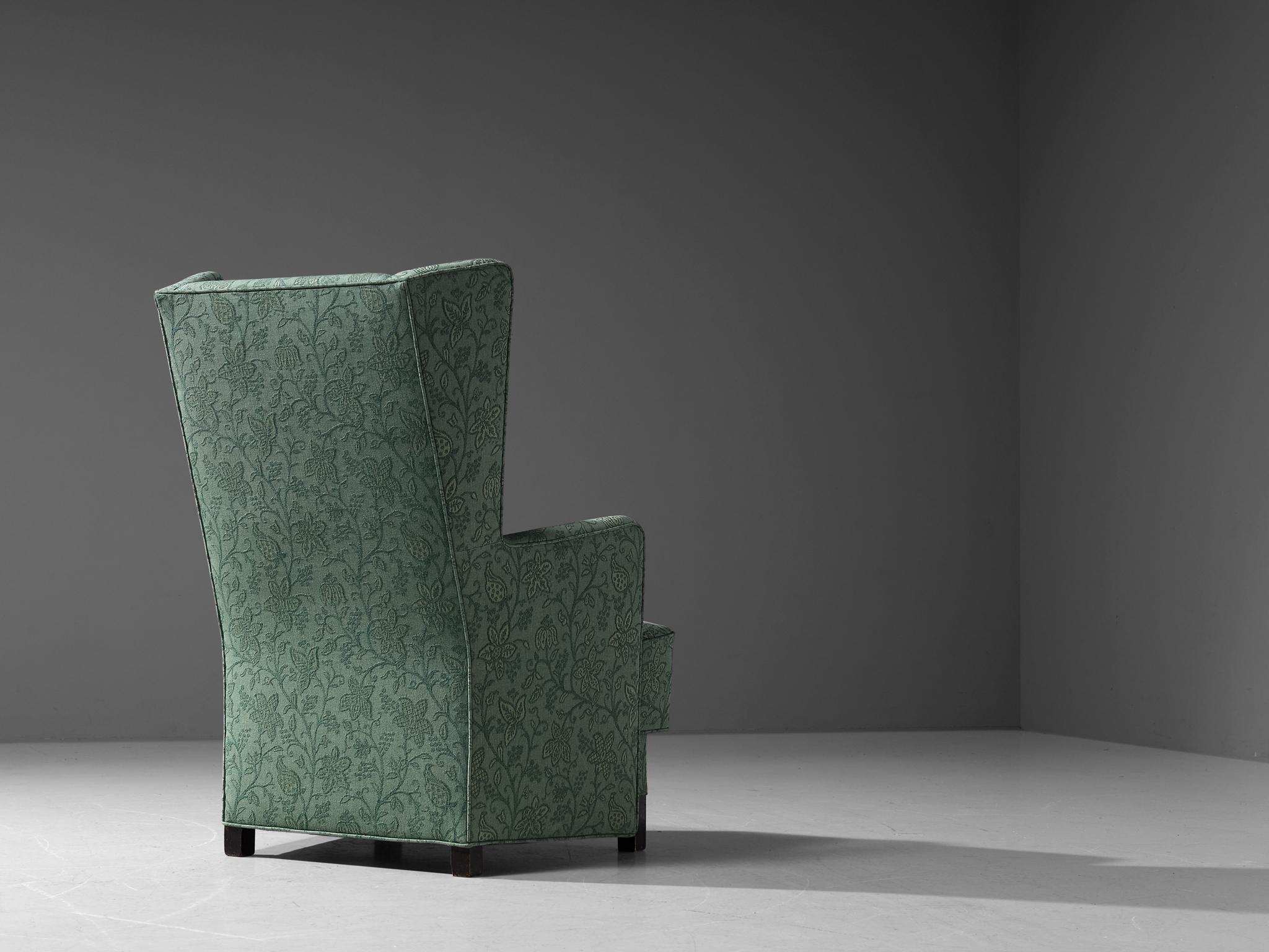 Uno Åhrén und Björn Trägårdh (Attr.) Sessel mit geflügelter Rückenlehne, grün gepolstert  (Mitte des 20. Jahrhunderts) im Angebot