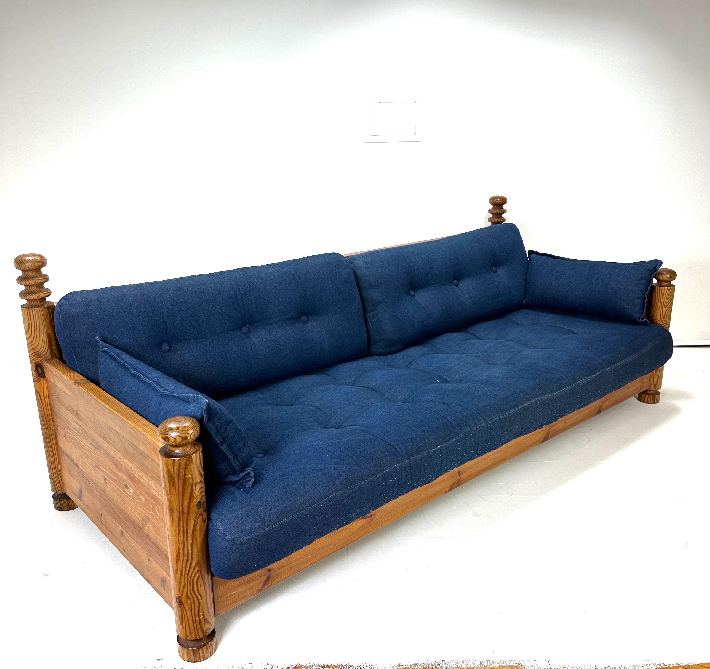 Divano in pino di Uno e Osten Kristiansson prodotto da Luxus, Vittsjo. Rustico e moderno con dettagli scolpiti. Svezia, anni '70.