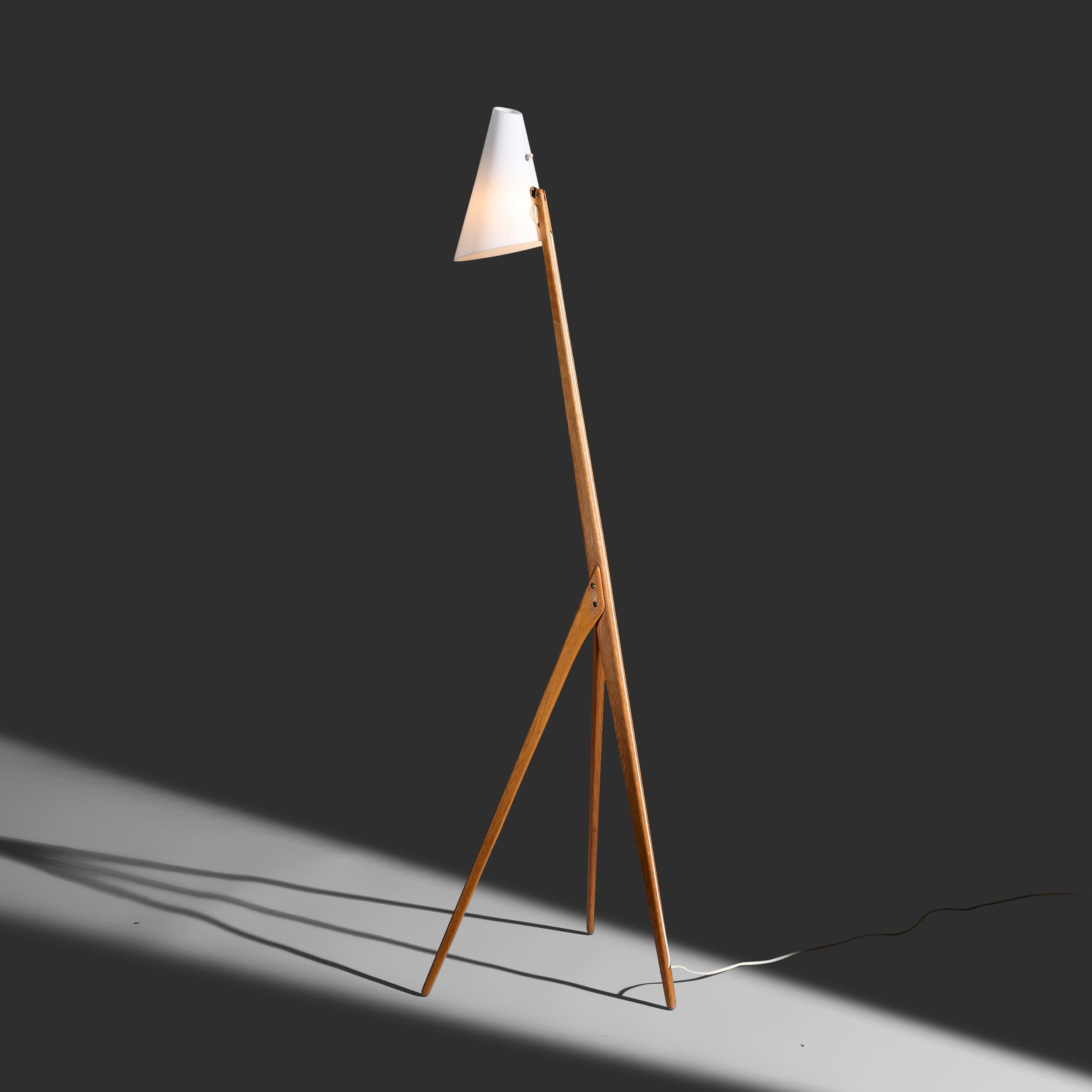 Mid-20th Century Uno and Östen Kristiansson Giraffe floor lamp for Luxus Vittsjö Sweden, 1950s For Sale