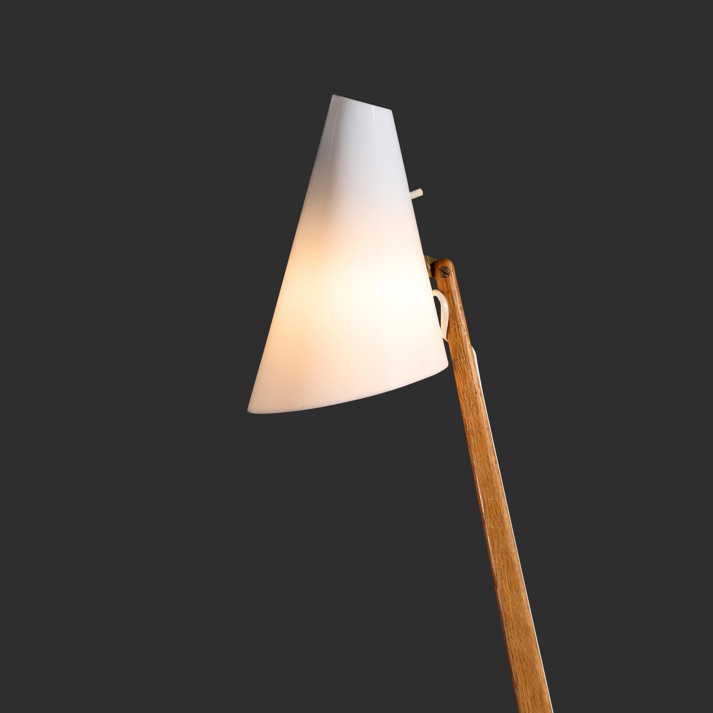 Uno and Östen Kristiansson Giraffe floor lamp for Luxus Vittsjö Sweden, 1950s For Sale 1