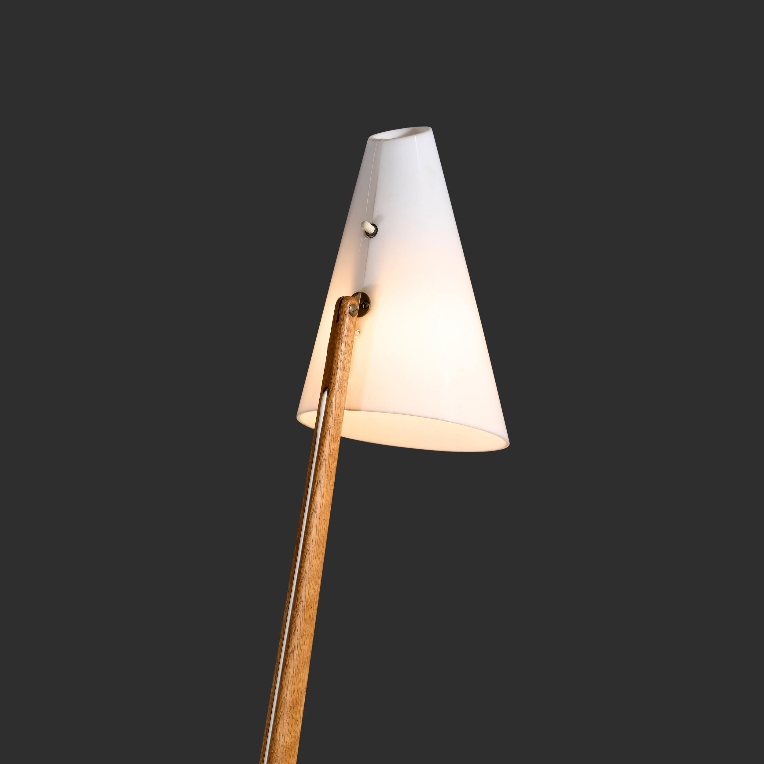 Uno and Östen Kristiansson Giraffe floor lamp for Luxus Vittsjö Sweden, 1950s For Sale 2