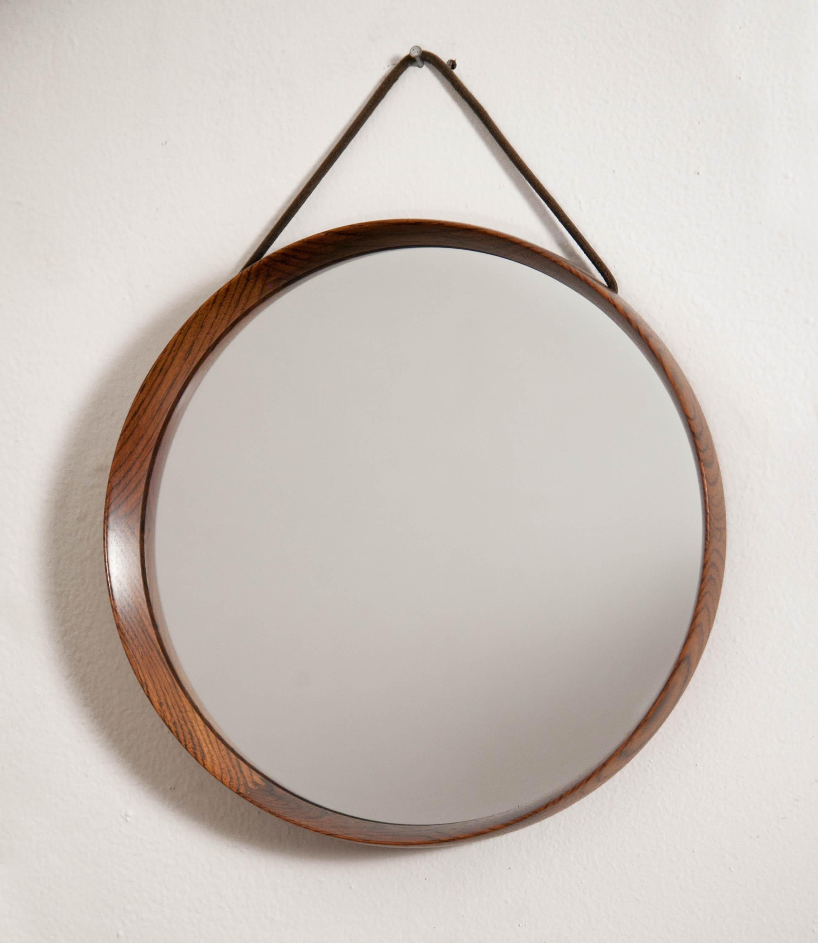 Uno and Osten Kristiansson stained pine mirror by Luxus Vittsjö, Sweden, 1960s

This vintage oak mirror is designed by renowned midcentury Swedish designers Uno and Osten Kristiansson for Luxus in the 1960s. It is truly an exquisite and sought after