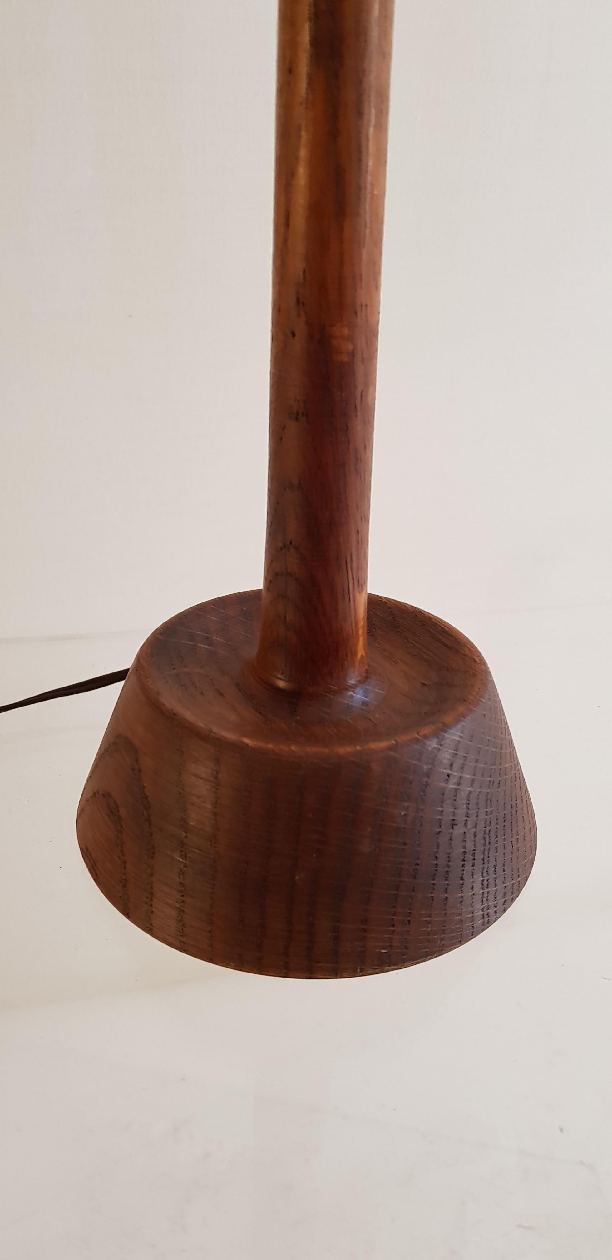 Table lamp designed by Uno and Östen Kristiansson for Luxus in Vittsjö, Sweden during the 1950s.
Solid oak base and shade in white cotton. Signed with label. In great condition without chipping or cracks.
