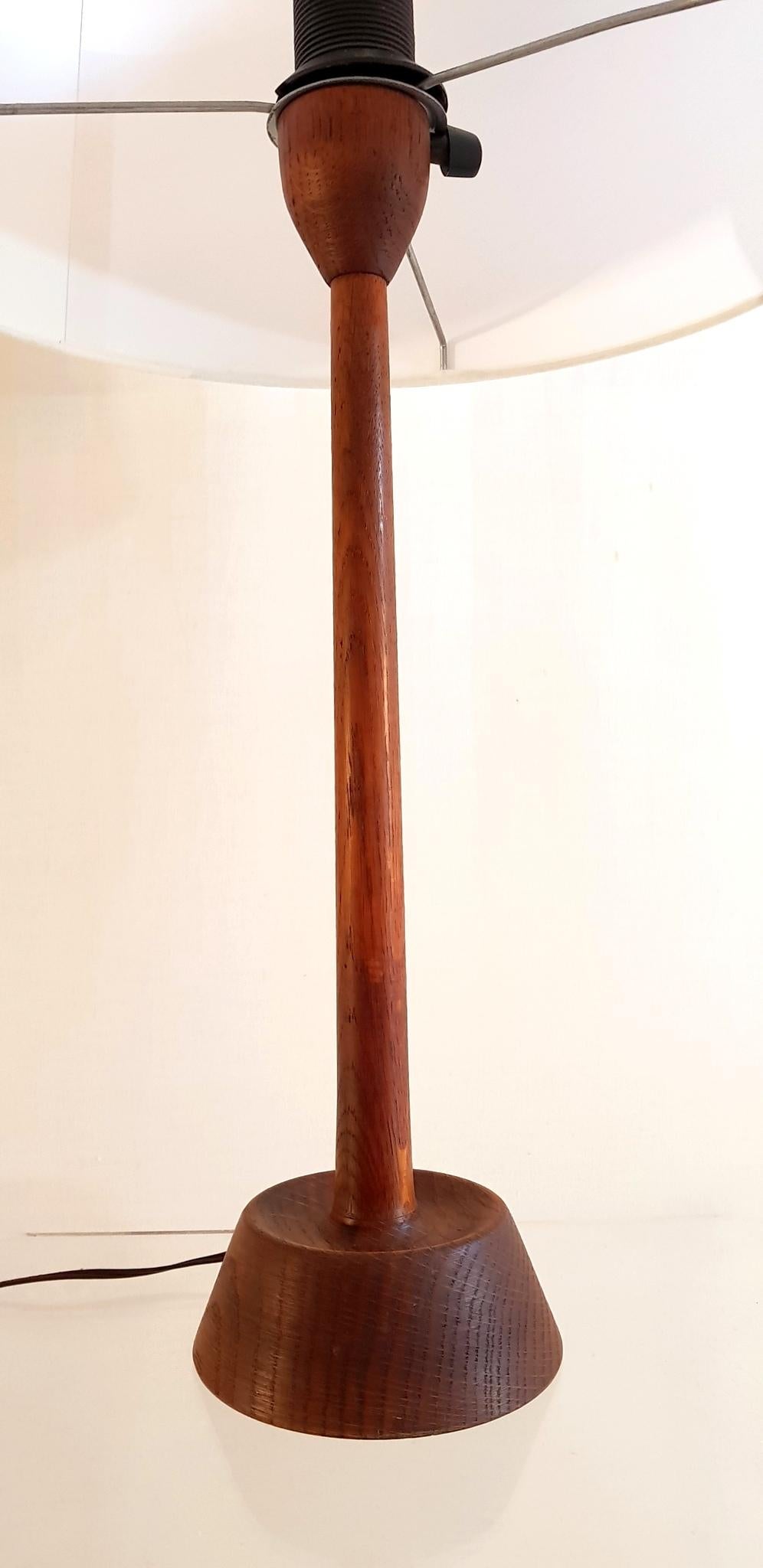 Mid-Century moderno Lampada da tavolo Mid Century in Oak di Luxus Sweden in vendita