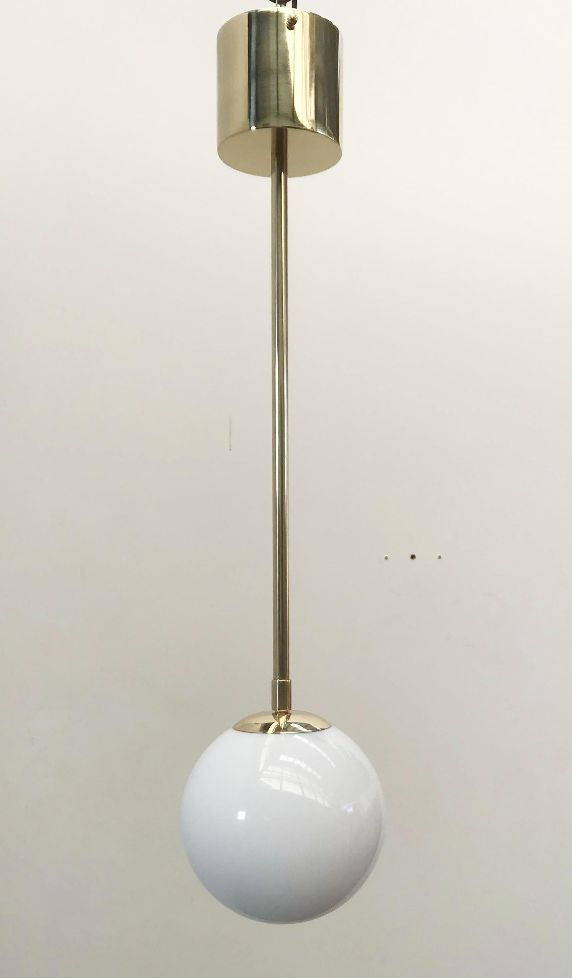 Ciondolo italiano con globo in vetro di Murano montato su montatura in ottone / Made in Italy 
Disegnato da Fabio Ltd, ispirato agli stili di Angelo Lelli e Arredoluce. 
1 luce / tipo E12 o E14 / max 40W ciascuno 
Altezza: 29,5 pollici / Diametro: 8