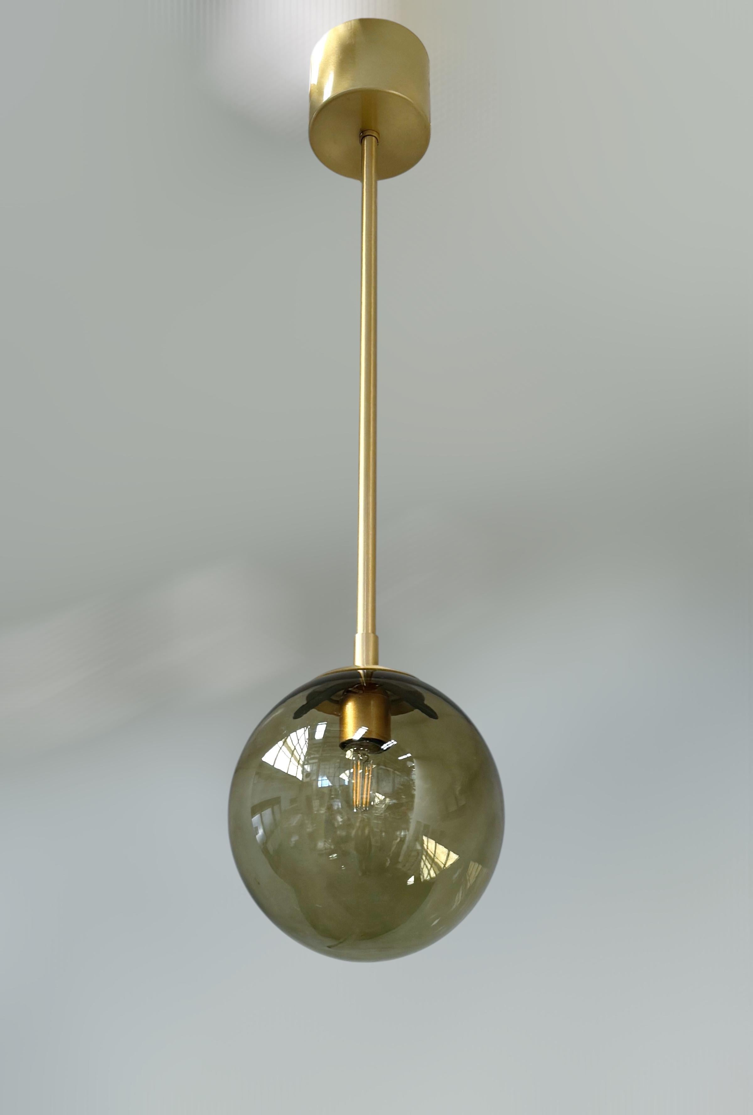 Colgante italiano con globo de cristal de Murano verde oscuro montado en un marco de latón satinado / Fabricado en Italia 
Diseñado por Fabio Ltd, inspirado en los estilos Angelo Lelli y Arredoluce 
1 luz / tipo E12 o E14 / máx. 40W cada una
