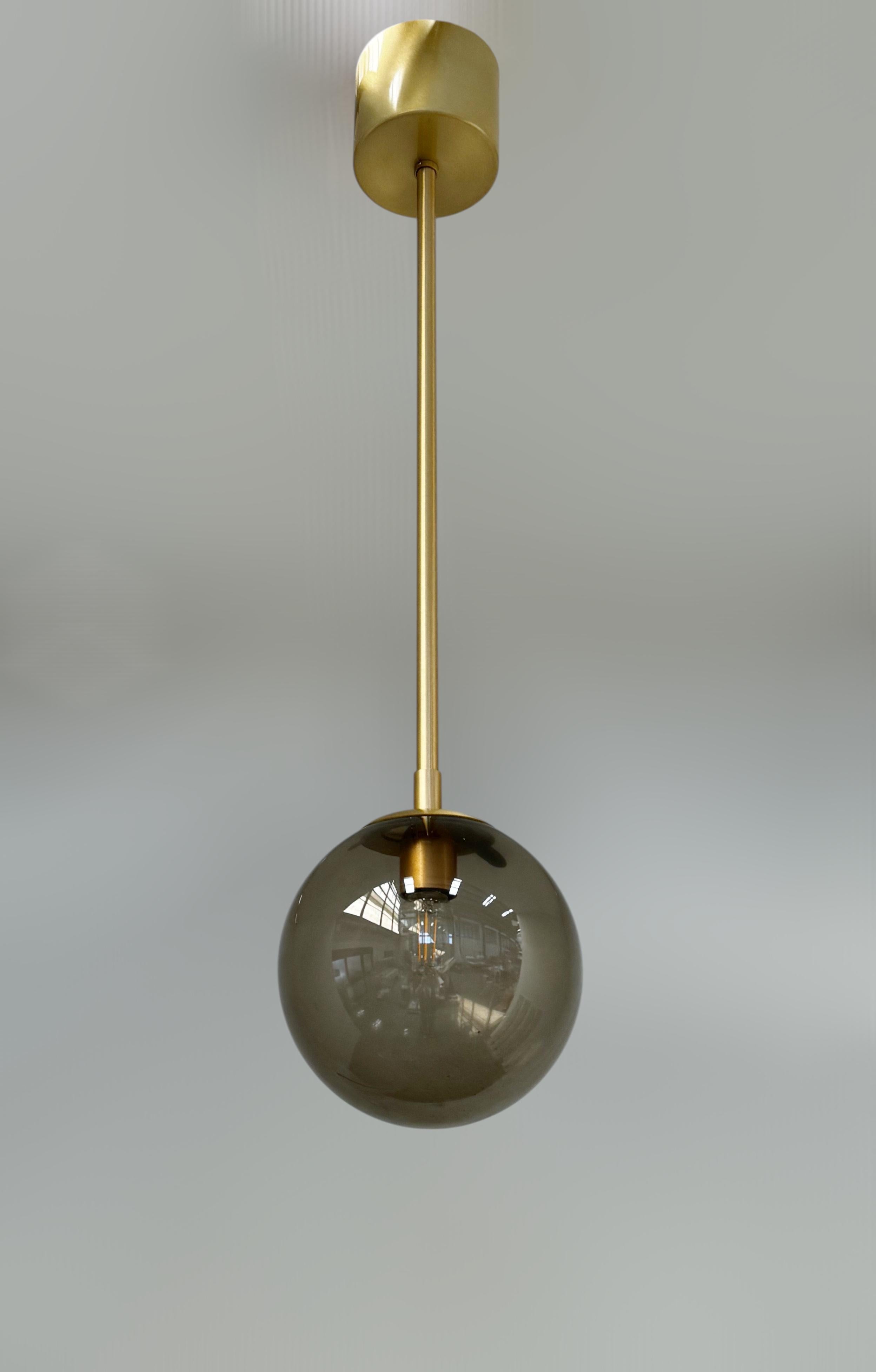 Colgante italiano con globo de cristal de Murano ahumado montado sobre marco de latón en acabado latón satinado / Made in Italy 
Diseñado por Fabio Ltd, inspirado en los estilos Angelo Lelli y Arredoluce 
1 luz / tipo E12 o E14 / máx. 40W cada una