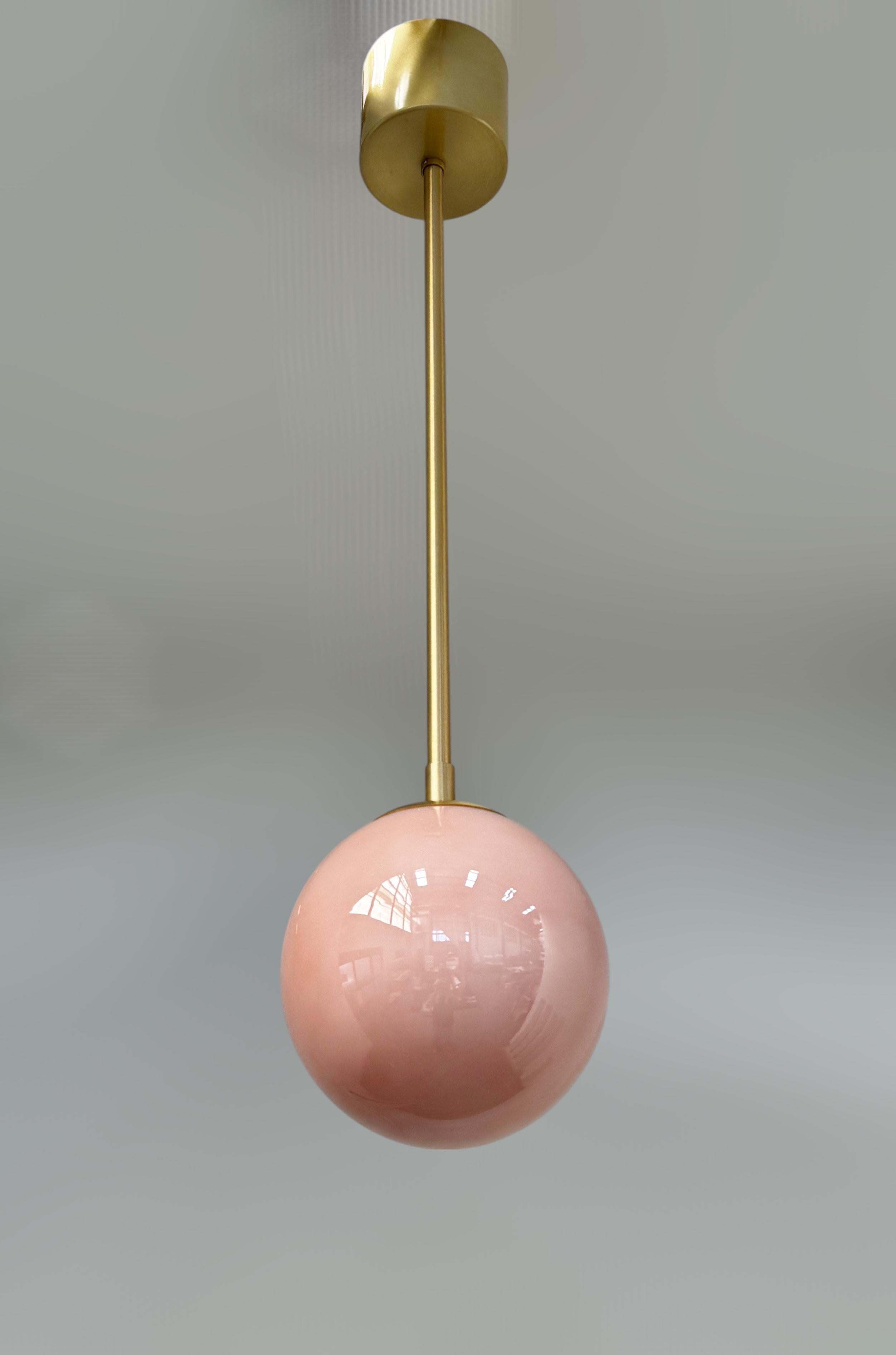 Colgante italiano con globo de cristal de Murano coral opaco montado sobre marco de latón satinado / Made in Italy 
Diseñado por Fabio Ltd, inspirado en los estilos Angelo Lelli y Arredoluce 
1 luz / tipo E12 o E14 / máx. 40W cada una 
Altura: 31