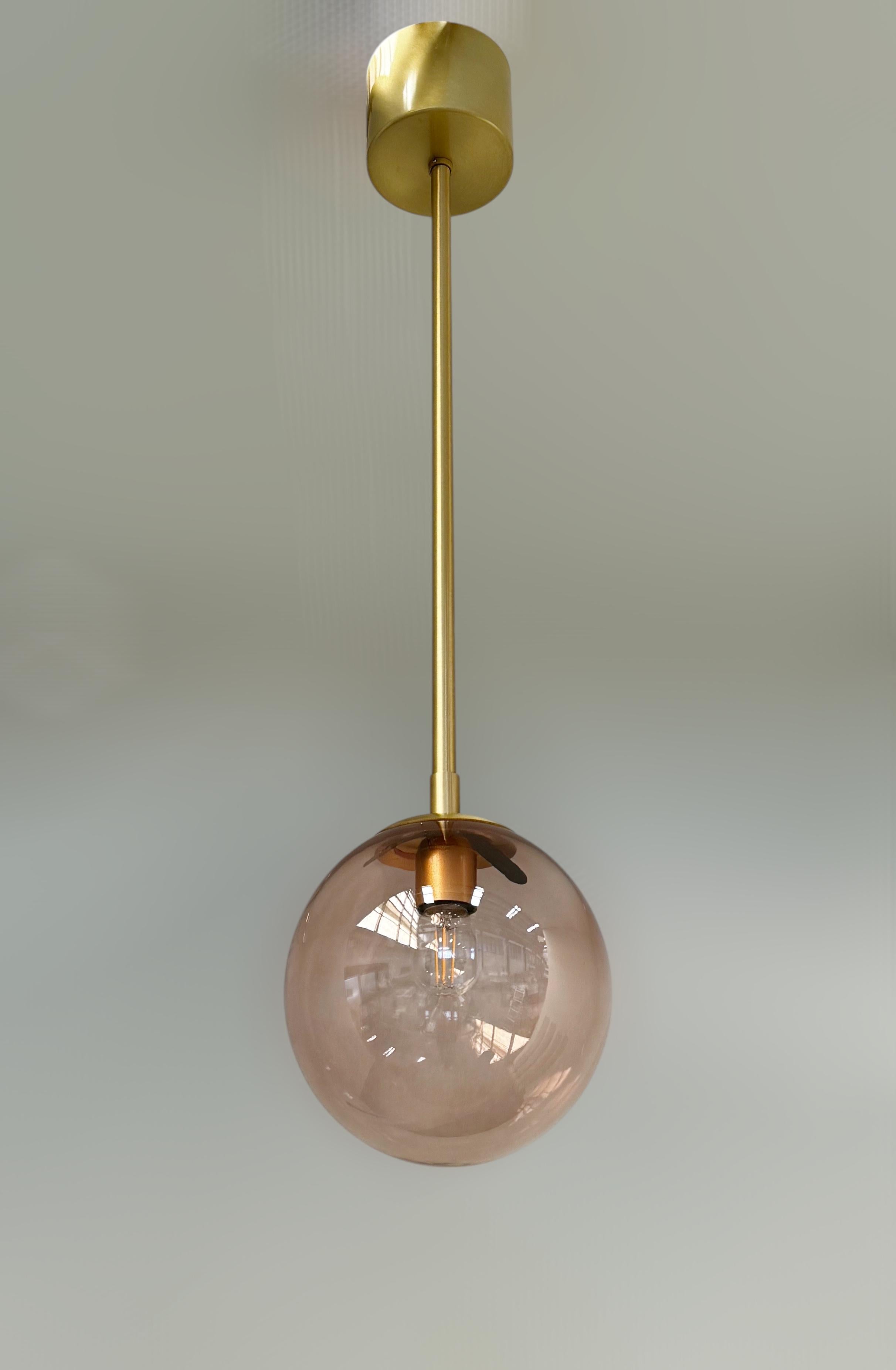 Colgante italiano con globo de cristal de Murano coralino transparente montado en un marco de latón satinado / Fabricado en Italia 
Diseñado por Fabio Ltd, inspirado en los estilos Angelo Lelli y Arredoluce 
1 luz / tipo E12 o E14 / máx. 40W cada
