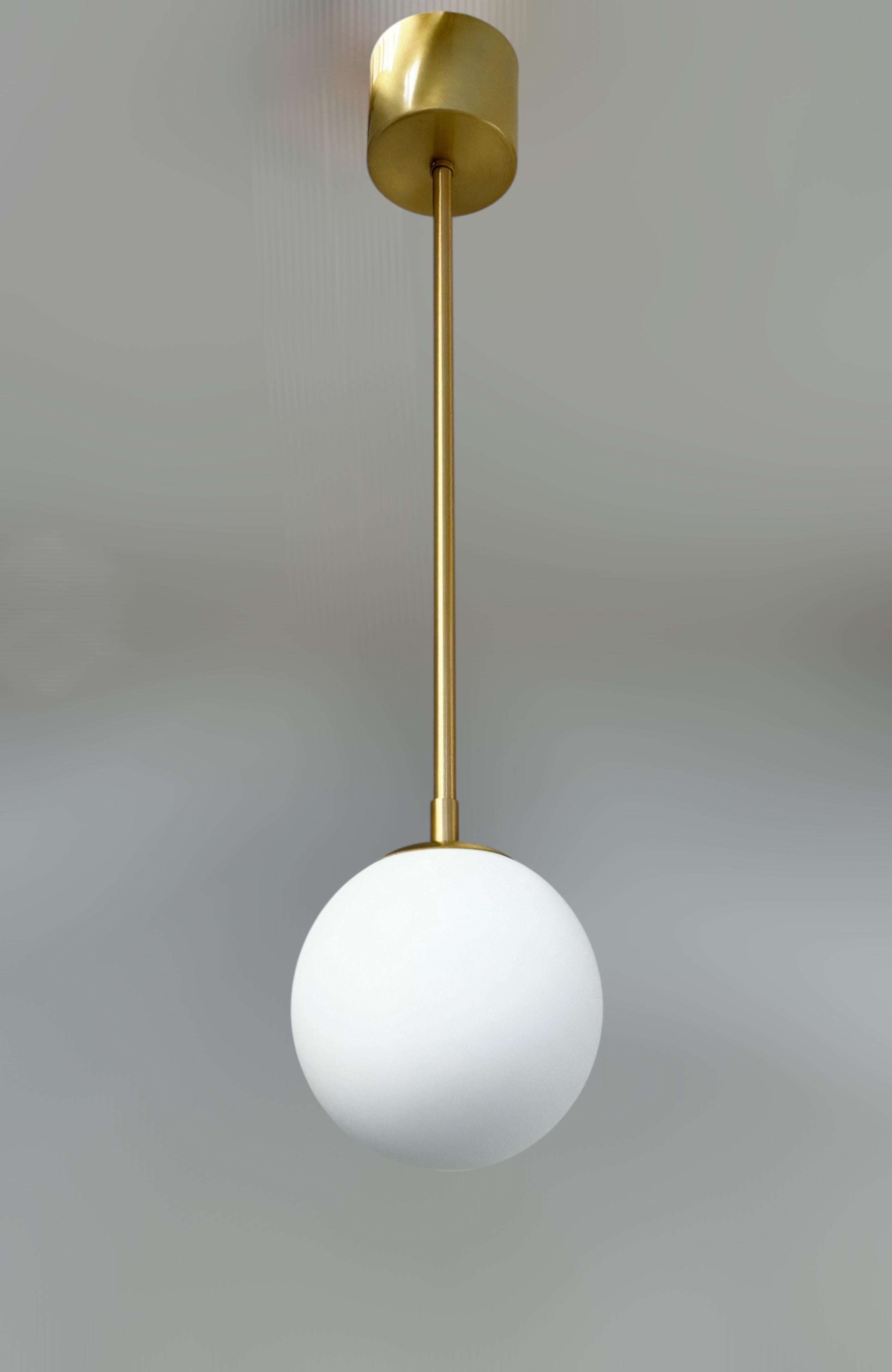 UNO GLOBE Pendelleuchte von Fabio Ltd (Moderne der Mitte des Jahrhunderts) im Angebot