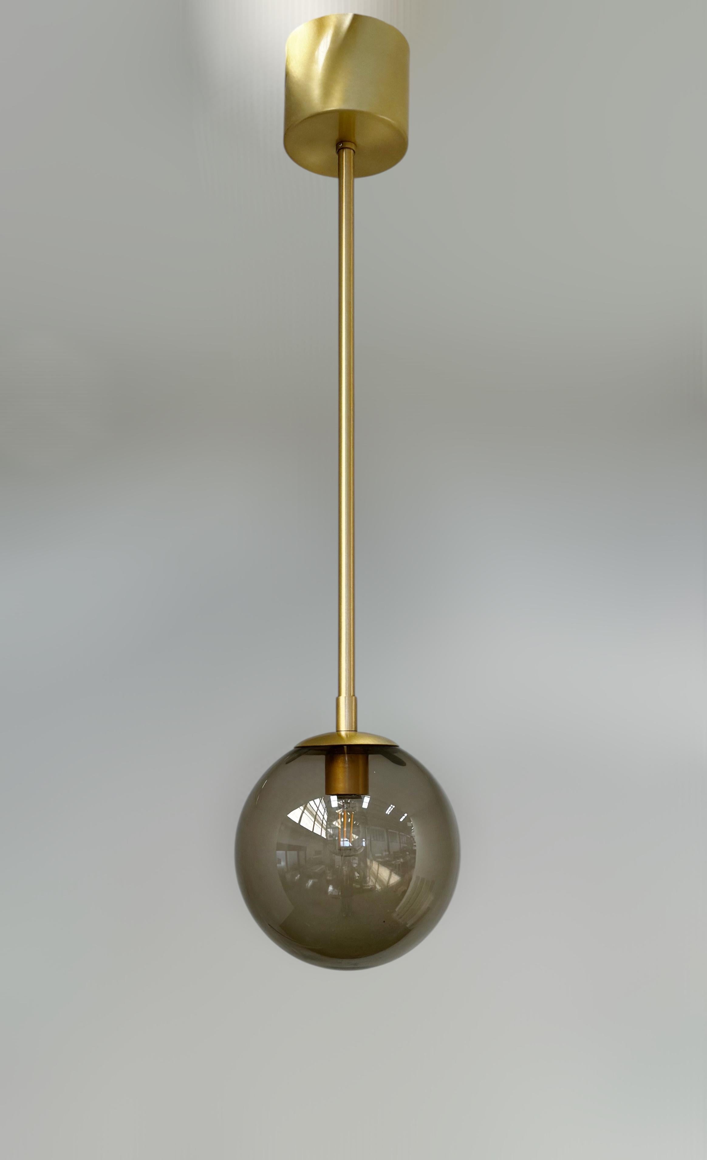 Colgante UNO GLOBE de Fabio Ltd Moderno de mediados de siglo en venta
