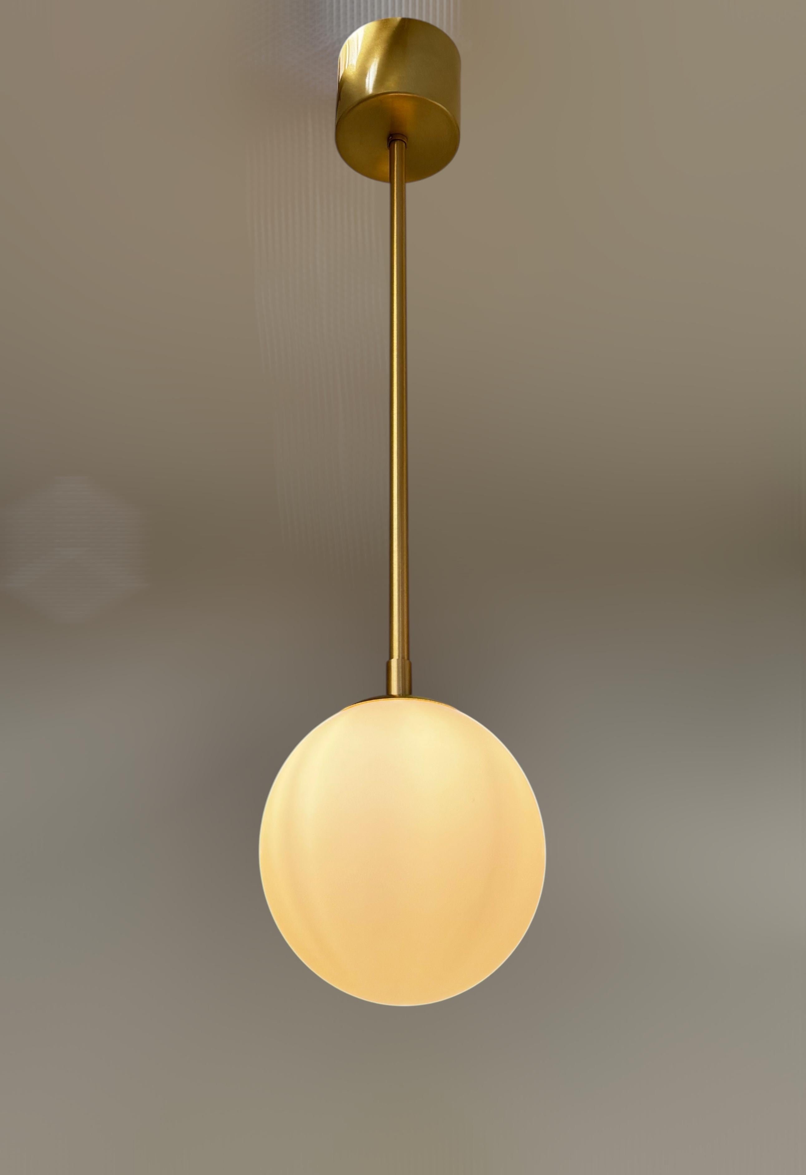 UNO GLOBE Pendelleuchte von Fabio Ltd im Zustand „Neu“ im Angebot in Los Angeles, CA