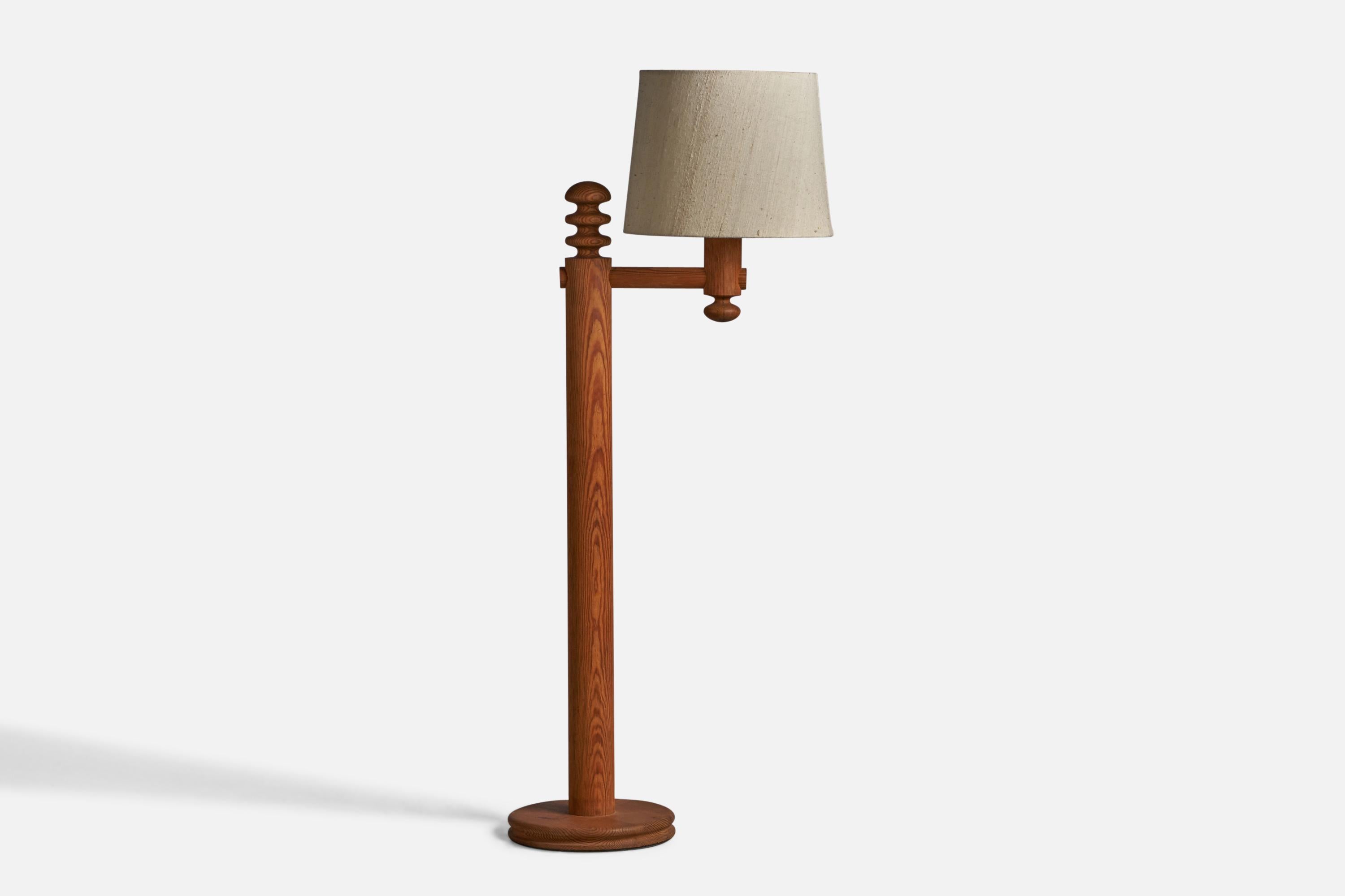 A solid pine, acrylic and beige woven beige fabric floor lamp, designed by Uno Kristiansson and produced by Luxus, Vittsjö, Sweden, c. 1960s.

Overall Dimensions (inches): 55.5