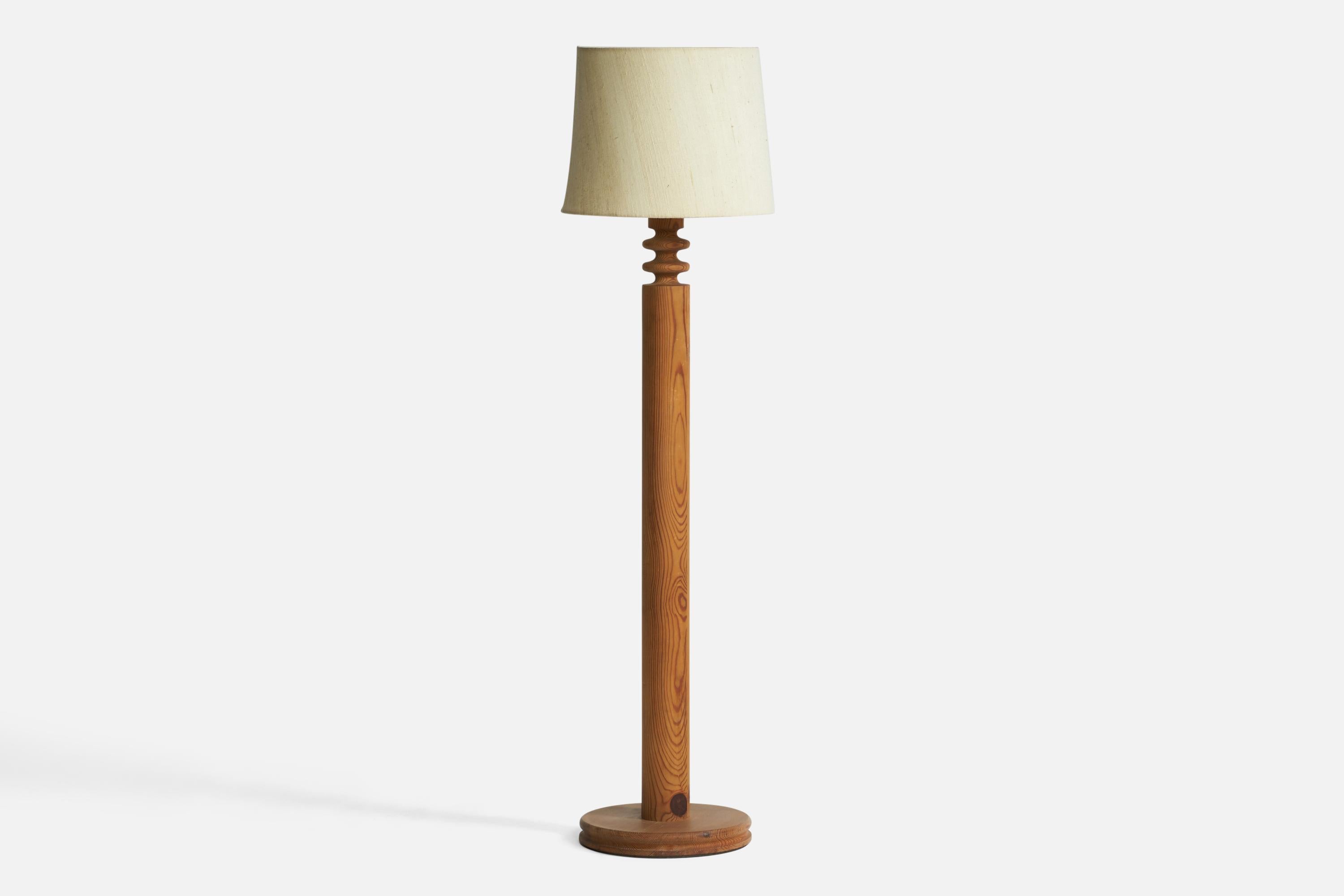 A pine, acrylic and off-white woven fabric floor lamp designed by Uno Kristiansson and produced by Luxus, Sweden, 1970s.

Overall Dimensions (inches): 56.3” H x 15