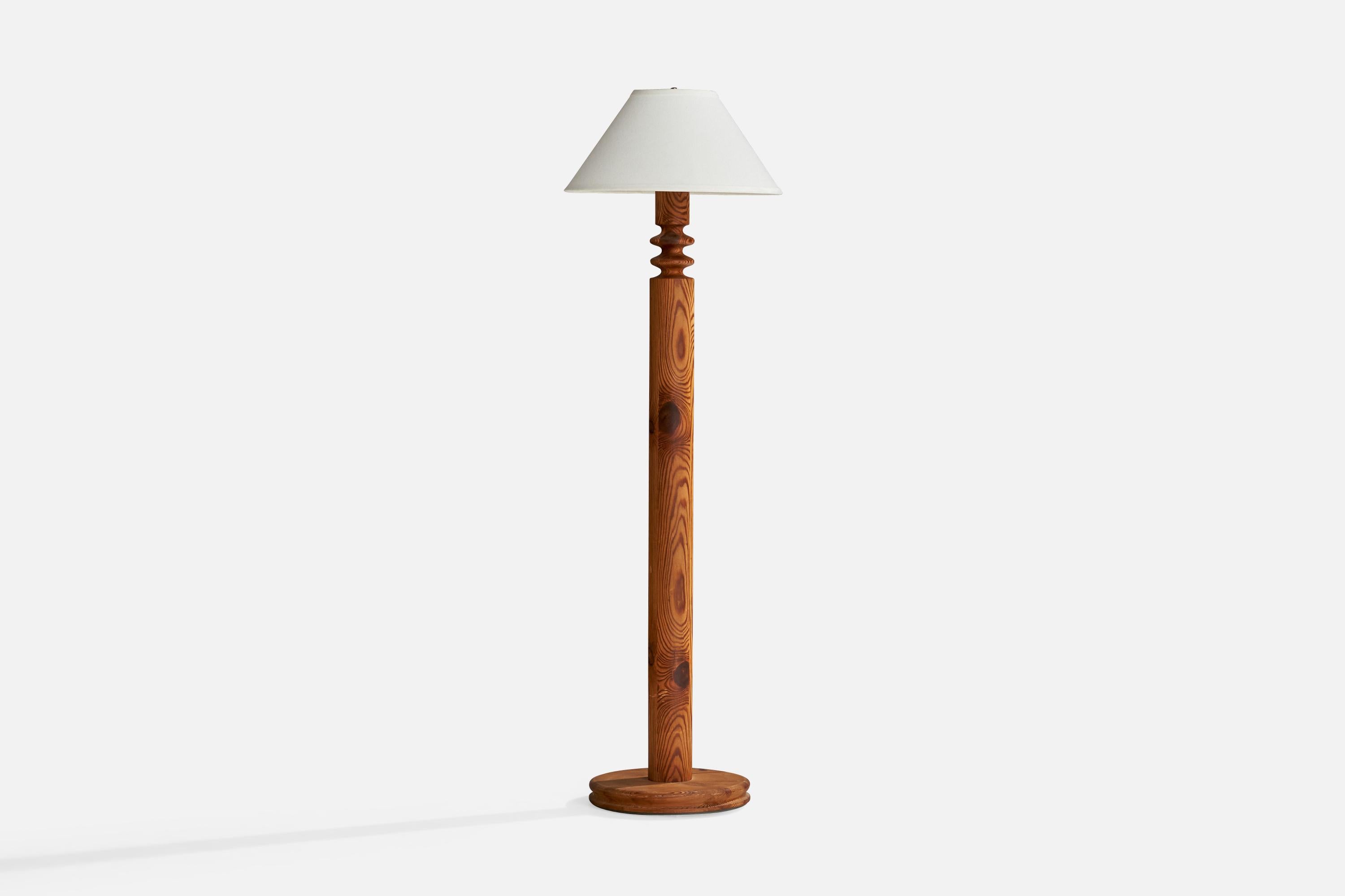 Lámpara de pie de pino y tela diseñada por Uno y Östen Kristiansson y producida por Luxus, Suecia, c. 1970.

Dimensiones de la lámpara con pantalla (pulgadas): 52
