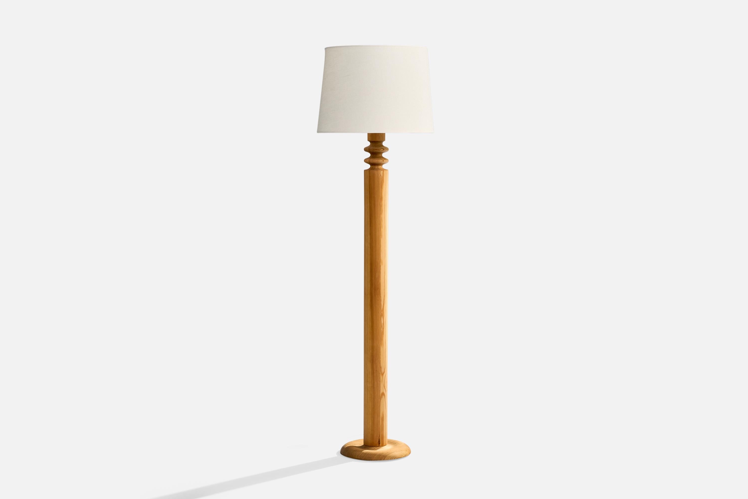 Lampadaire en pin et tissu blanc conçu par Design/One et Östen Kristiansson et produit par Luxus, Suède, vers les années 1970.

Dimensions de la lampe avec abat-jour (pouces) : 55.75