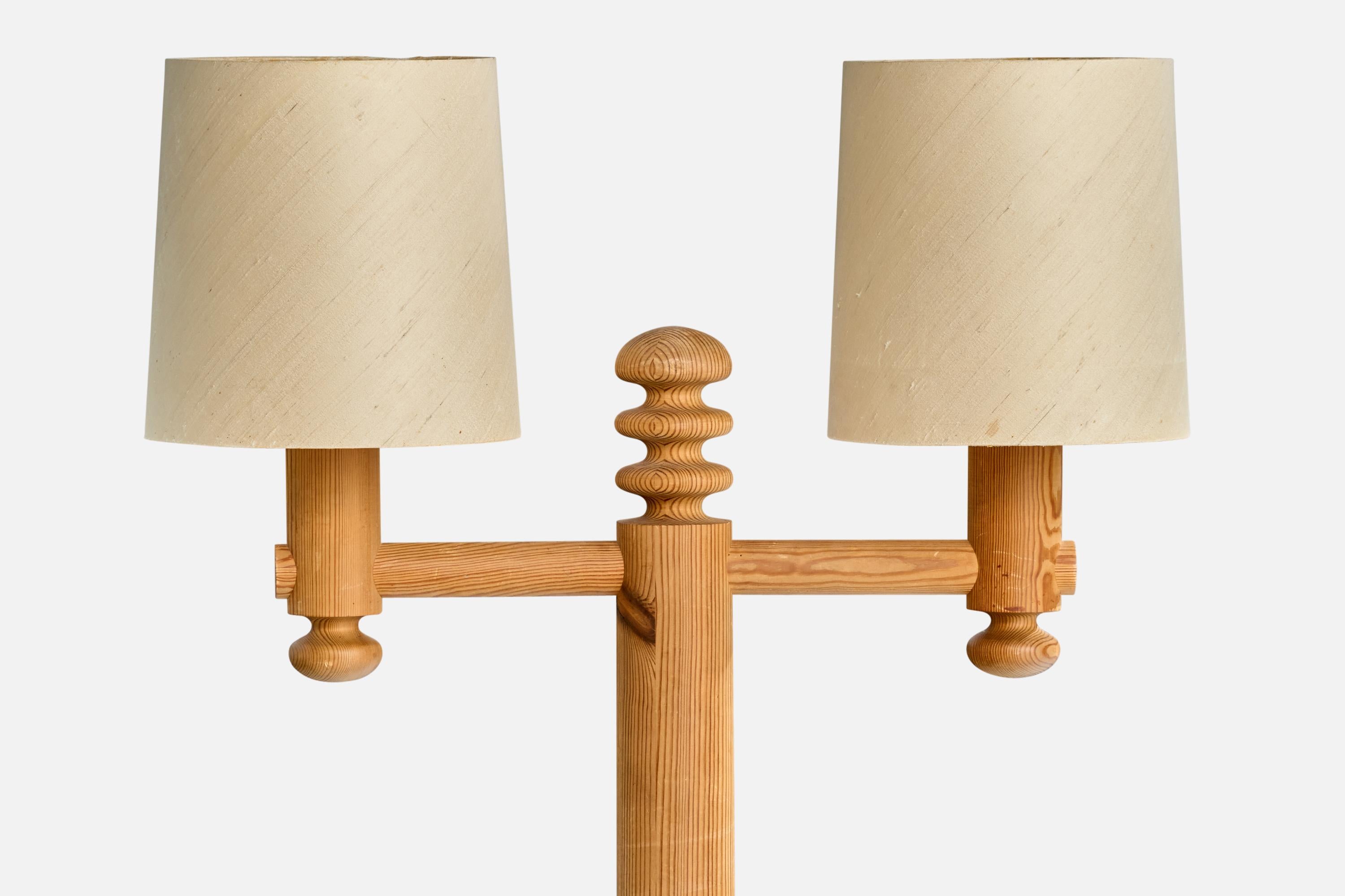 Uno Kristiansson, Stehlampe, Kiefernholz, Papier, Schweden, 1970er Jahre im Zustand „Gut“ im Angebot in High Point, NC
