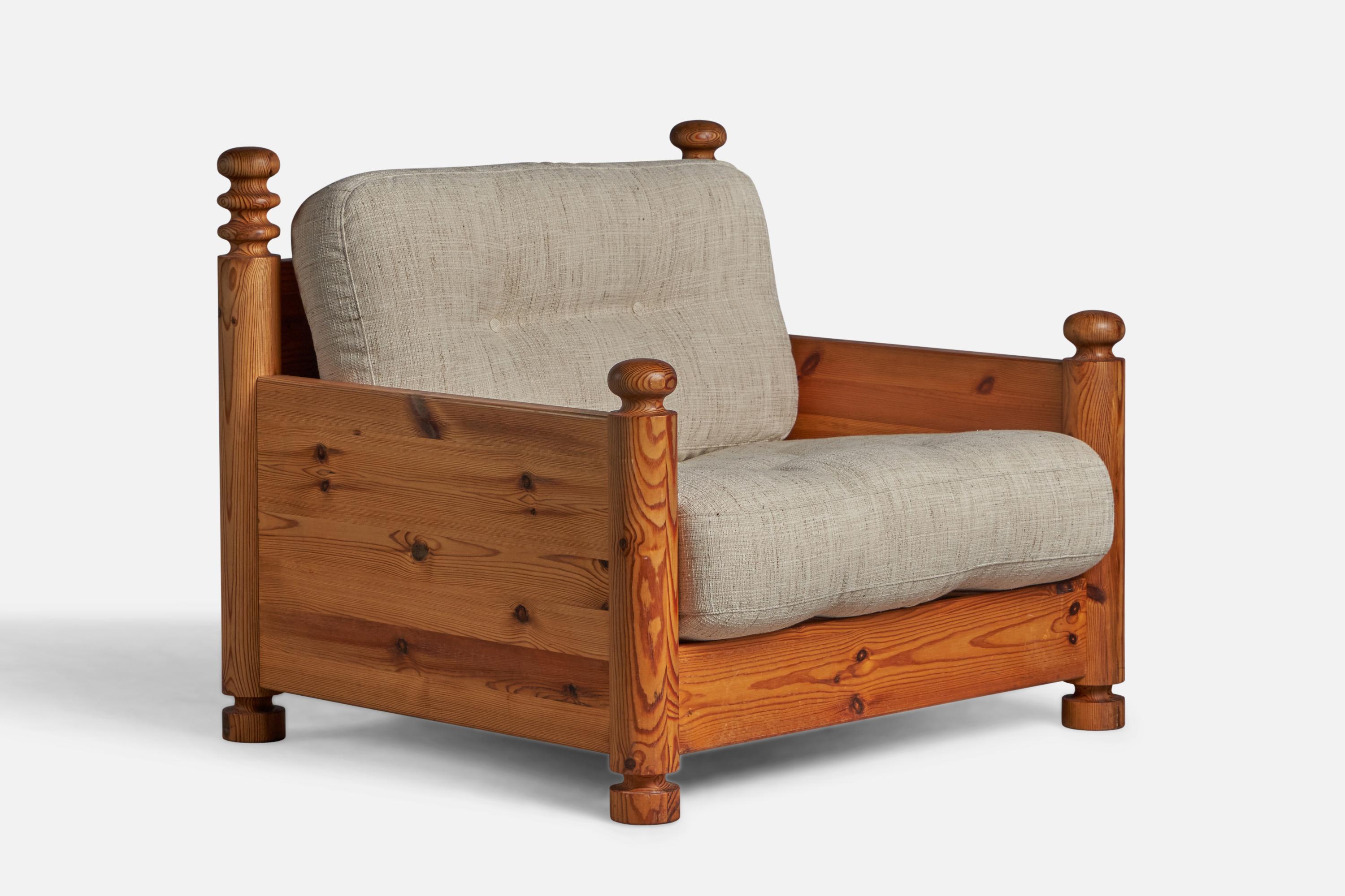 Chaise longue en pin massif et tissu beige conçue par Uno Kristiansson et produite par Luxus, Vittsjö, Suède, c.C. années 1970.
Hauteur d'assise de 16,5 pouces