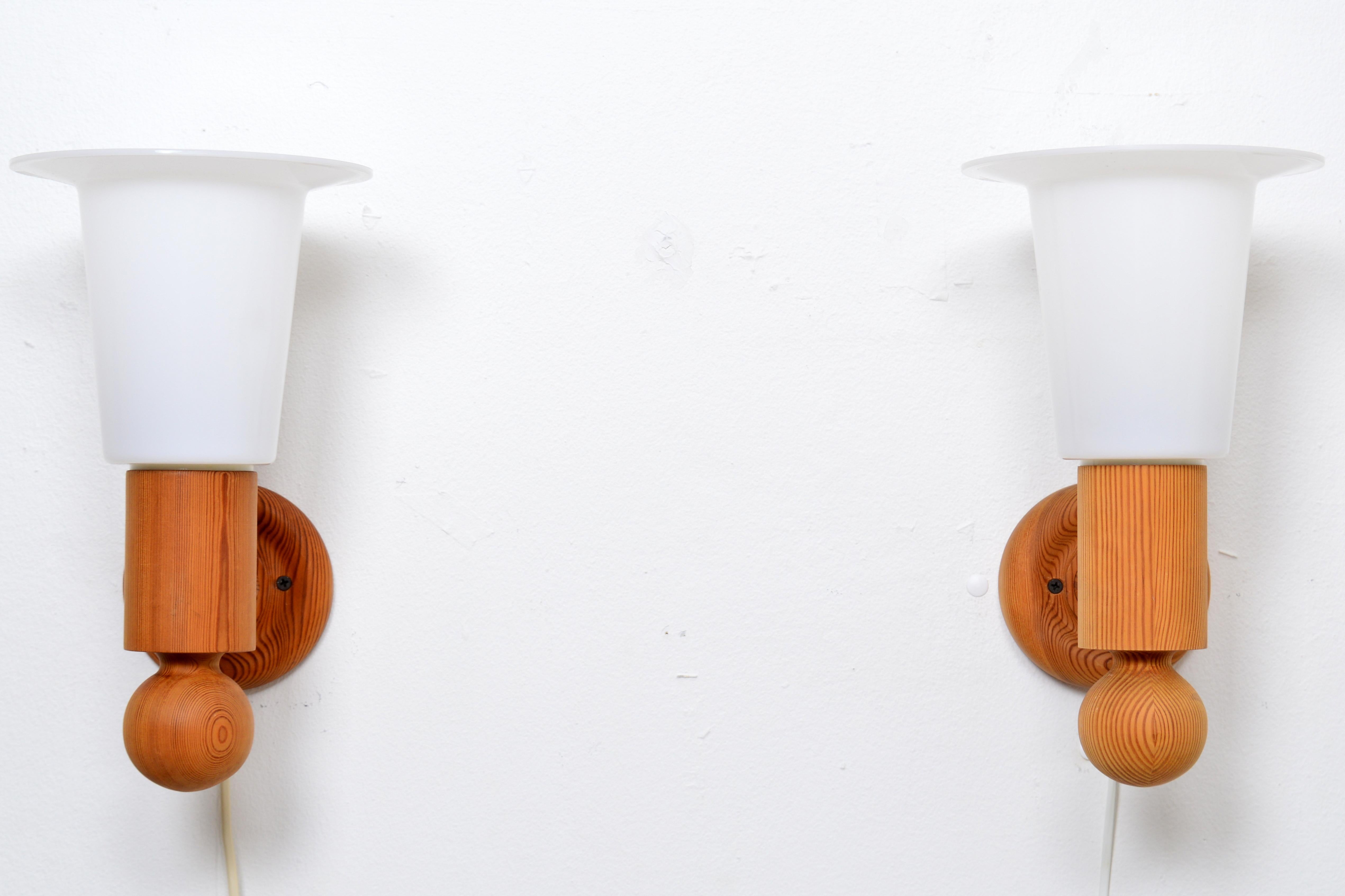 Uno Kristiansson Luxus Sweden Appliques / Sconces Pin massif Suède, 1960s Bon état - En vente à Stockholm, SE